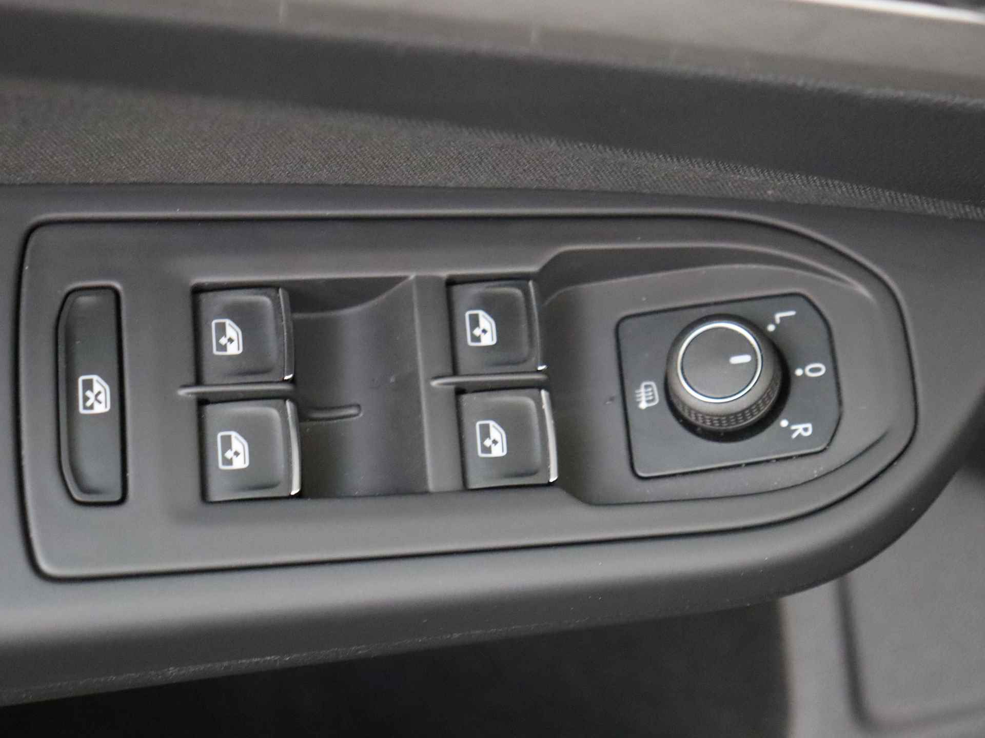 Volkswagen Golf 1.0 eTSI Life 5 deurs Automaat | Navigatie by App | Climate Control | Lichtmetalen Velgen - 29/33