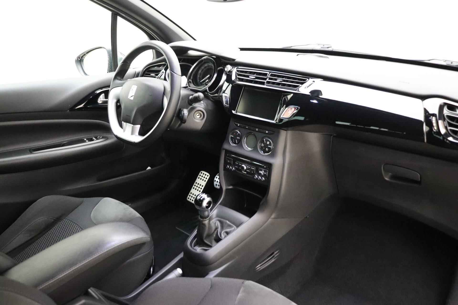 Citroen DS3 Cabrio 1.2 VTi Chic 81pk | Climate Control | Navigatie | 1e Eigenaar | Parkeersensoren Achter | Cruise Control | Bluetooth - 4/32