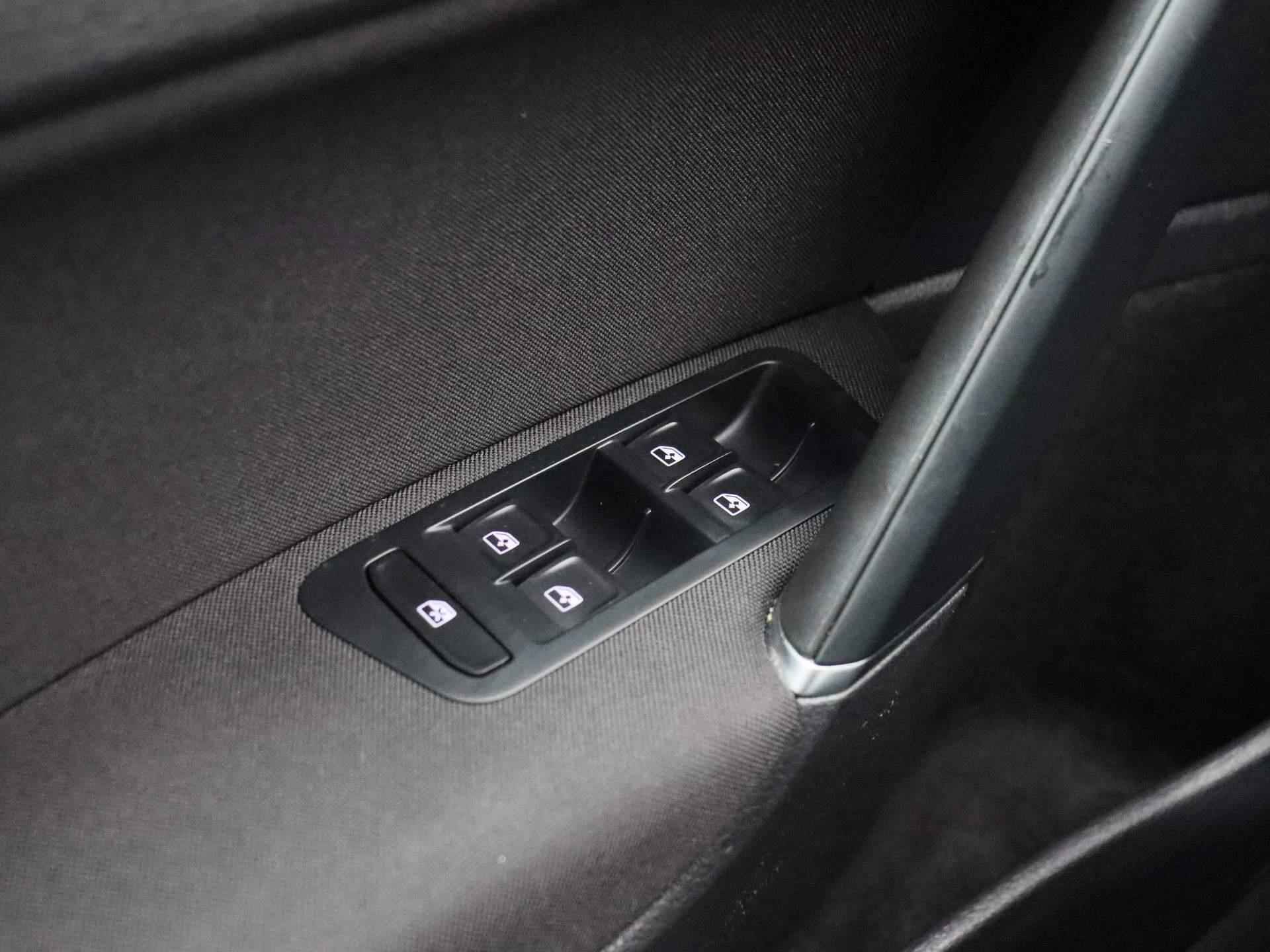 Volkswagen Golf Variant 1.0 TSI Comfortline Business 116 PK DSG | Automaat | Apple Carplay | Android Auto | Ergo-Active Comfort Stoelen | Stoelmassage | Navigatie | Parkeersensoren | Stoelverwarming | DAB Radio | - 25/36