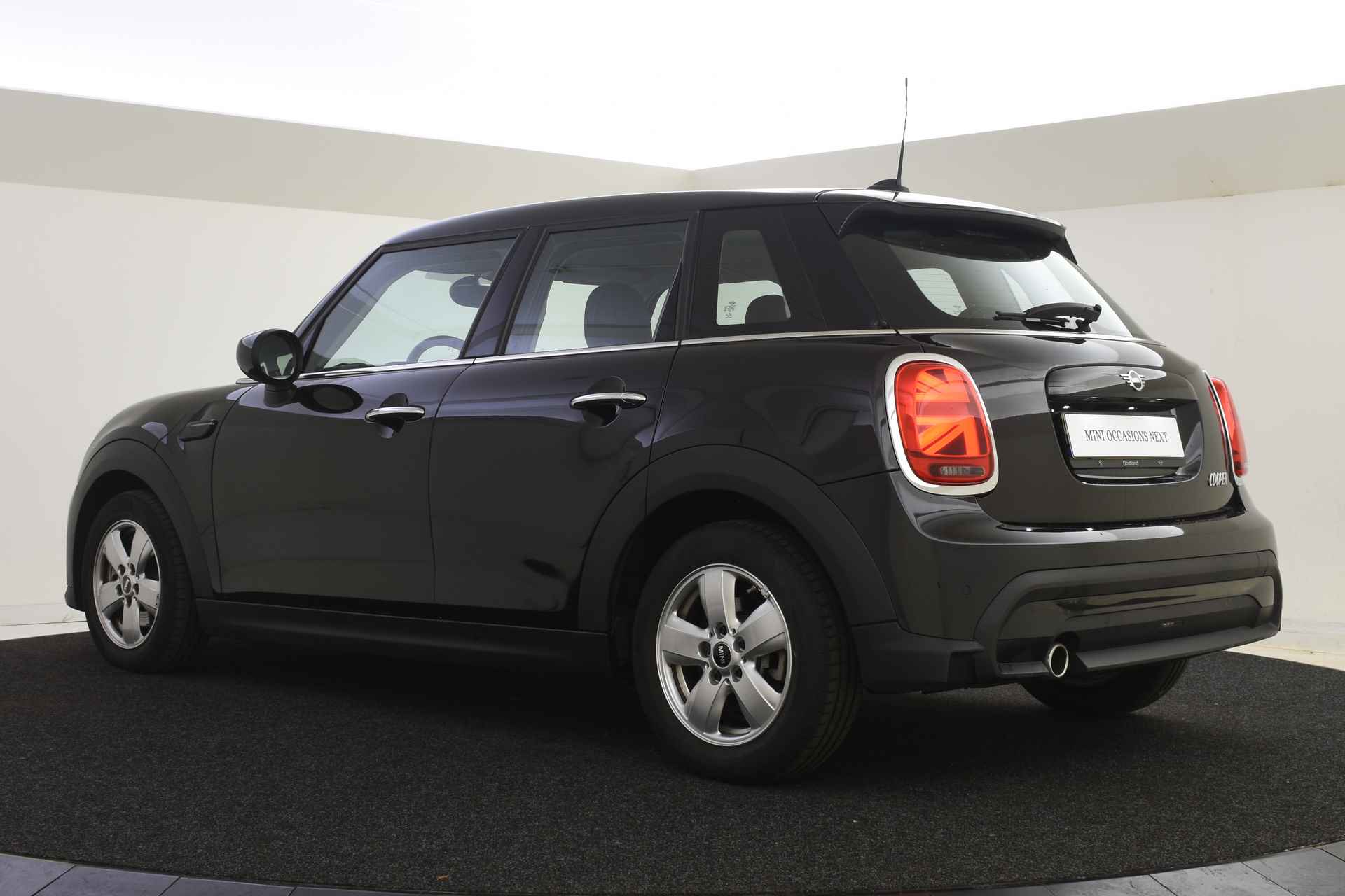 MINI Hatchback Cooper Essential Automaat / Multifunctioneel stuurwiel / PDC achter / LED / Cruise Control / Navigatie / Airconditioning - 13/44