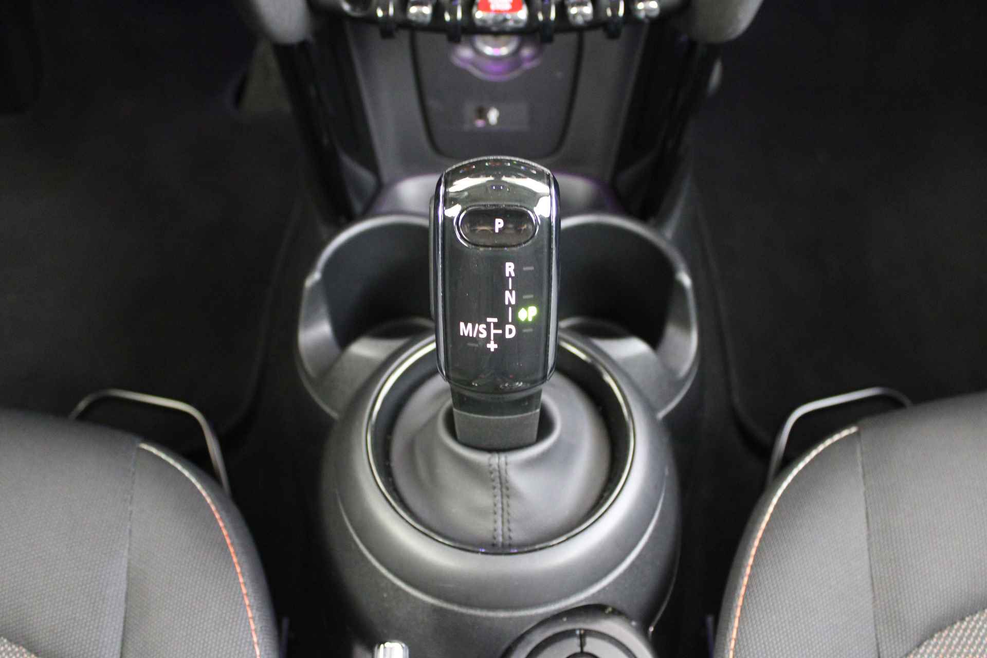 MINI Hatchback Cooper Essential Automaat / Multifunctioneel stuurwiel / PDC achter / LED / Cruise Control / Navigatie / Airconditioning - 21/44