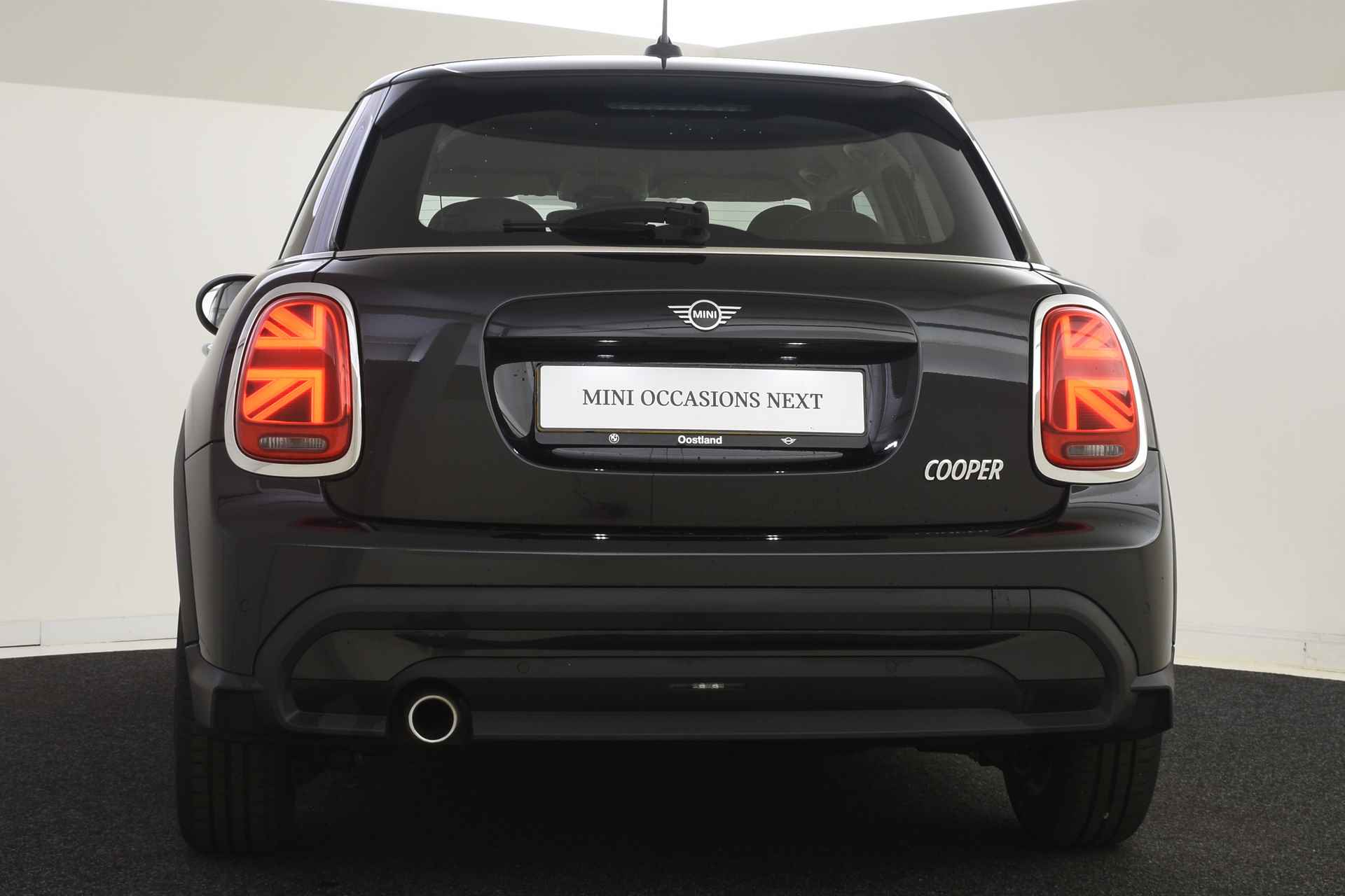 MINI Hatchback Cooper Essential Automaat / Multifunctioneel stuurwiel / PDC achter / LED / Cruise Control / Navigatie / Airconditioning - 24/44