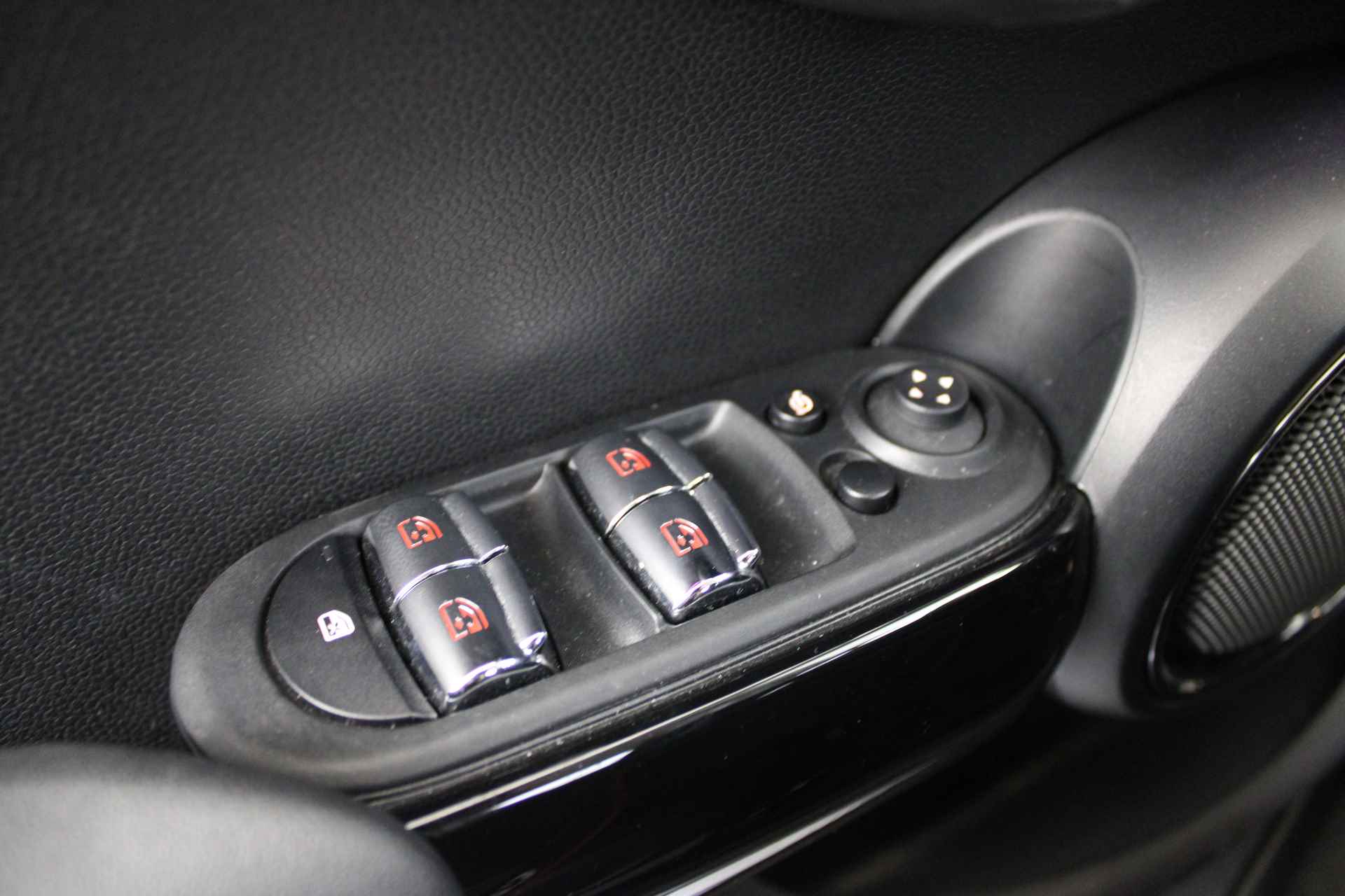 MINI Hatchback Cooper Essential Automaat / Multifunctioneel stuurwiel / PDC achter / LED / Cruise Control / Navigatie / Airconditioning - 27/44