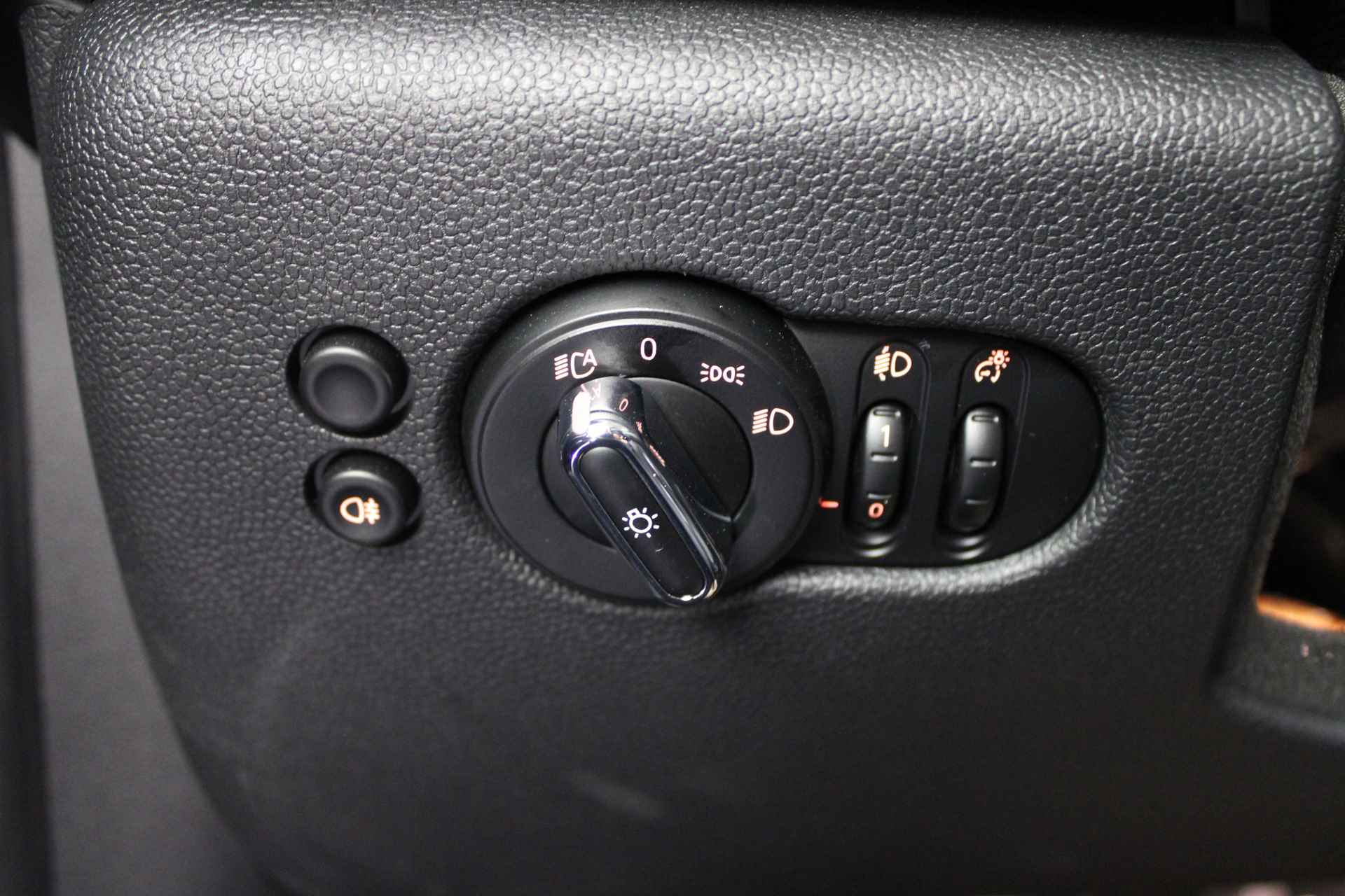 MINI Hatchback Cooper Essential Automaat / Multifunctioneel stuurwiel / PDC achter / LED / Cruise Control / Navigatie / Airconditioning - 28/44