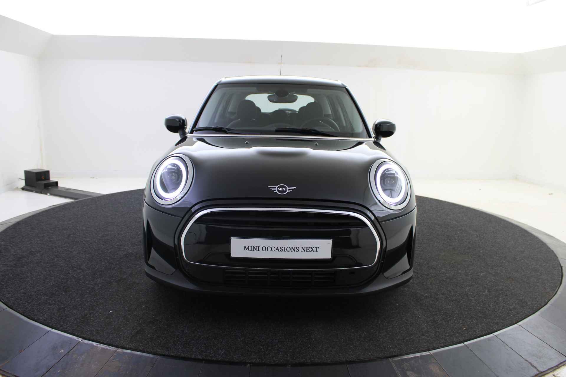 MINI Hatchback Cooper Essential Automaat / Multifunctioneel stuurwiel / PDC achter / LED / Cruise Control / Navigatie / Airconditioning - 43/44