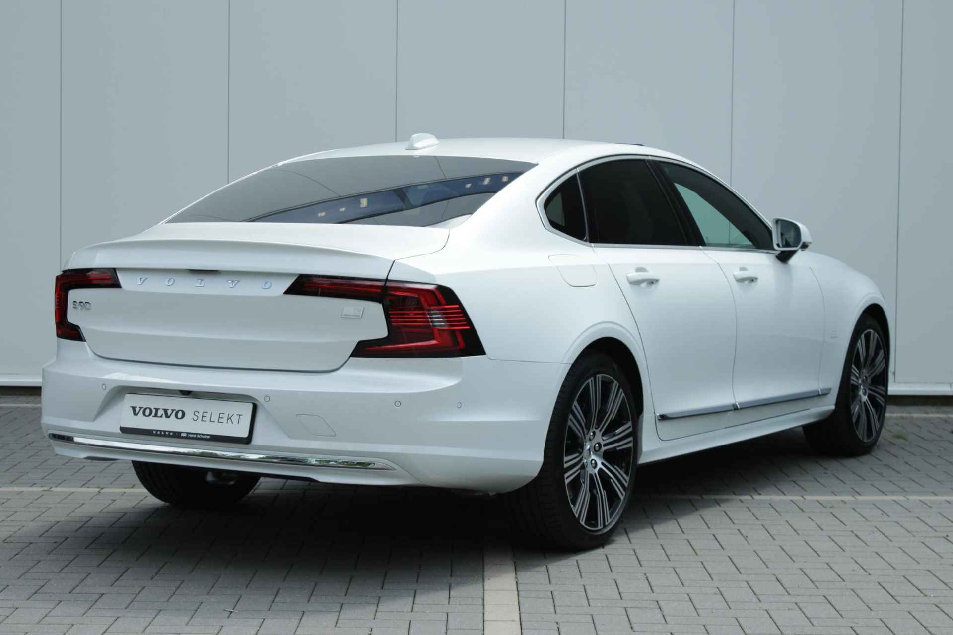 Volvo S90 T8 Recharge AUT8 455PK AWD Ultimate Bright, Nappa leder met stoelventilatie en massagefunctie, Visual Park Assist incl. 360° parkeercamera, Volvo Guard Alarm, Extra getint glas achter, Gelamineerde zijruiten, Bowers & Wilkins High-end geluidssysteem, Luchtvering, 20" lichtmetalen velgen - 3/35