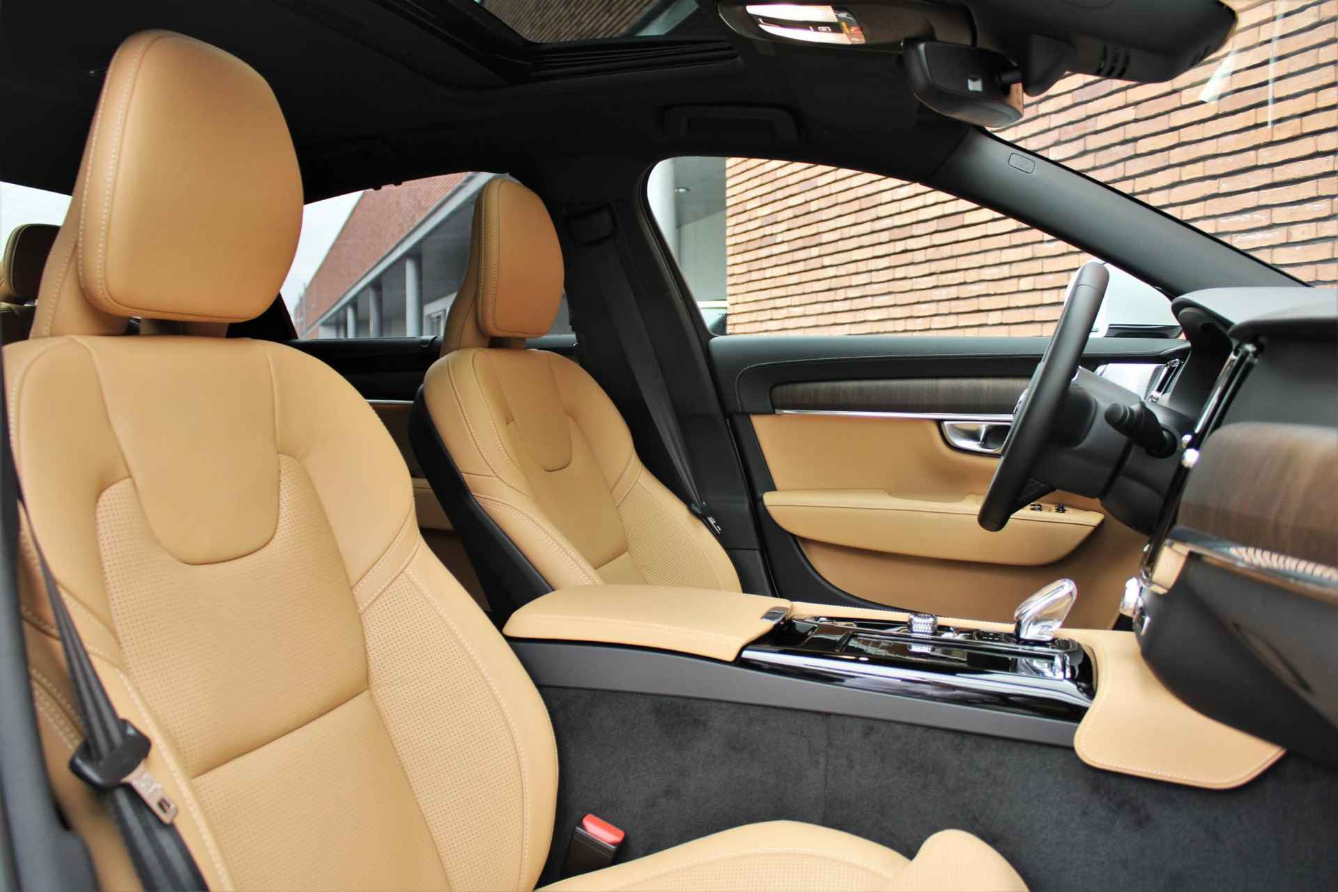 Volvo S90 T8 Recharge AUT8 455PK AWD Ultimate Bright, Nappa leder met stoelventilatie en massagefunctie, Visual Park Assist incl. 360° parkeercamera, Volvo Guard Alarm, Extra getint glas achter, Gelamineerde zijruiten, Bowers & Wilkins High-end geluidssysteem, Luchtvering, 20" lichtmetalen velgen - 4/35