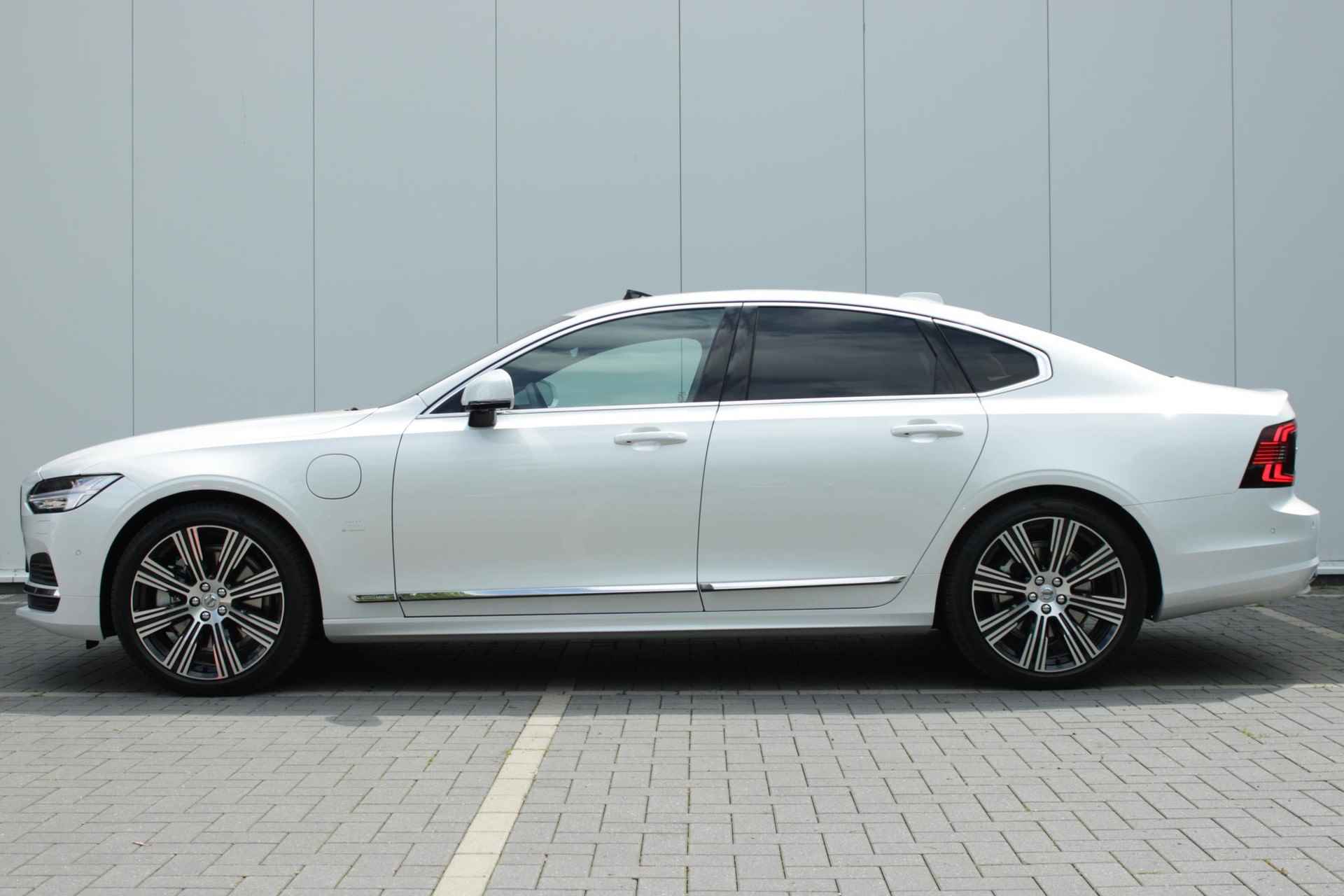 Volvo S90 T8 Recharge AUT8 455PK AWD Ultimate Bright, Nappa leder met stoelventilatie en massagefunctie, Visual Park Assist incl. 360° parkeercamera, Volvo Guard Alarm, Extra getint glas achter, Gelamineerde zijruiten, Bowers & Wilkins High-end geluidssysteem, Luchtvering, 20" lichtmetalen velgen - 9/35