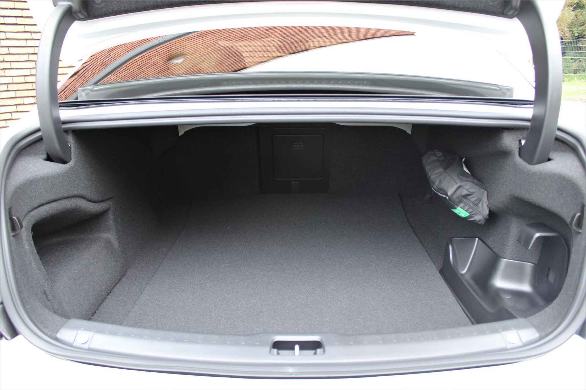 Volvo S90 T8 Recharge AUT8 455PK AWD Ultimate Bright, Nappa leder met stoelventilatie en massagefunctie, Visual Park Assist incl. 360° parkeercamera, Volvo Guard Alarm, Extra getint glas achter, Gelamineerde zijruiten, Bowers & Wilkins High-end geluidssysteem, Luchtvering, 20" lichtmetalen velgen - 11/35