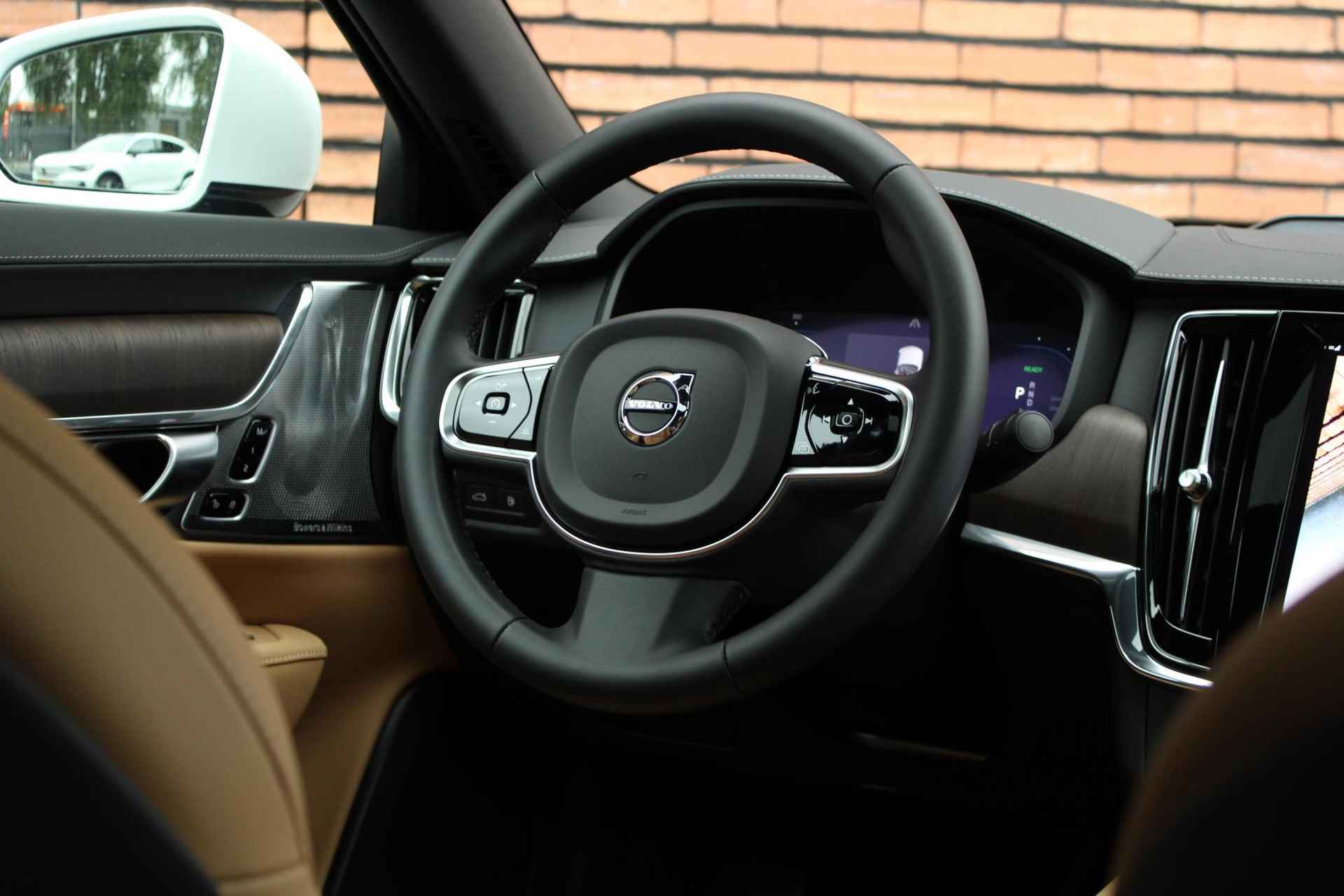 Volvo S90 T8 Recharge AUT8 455PK AWD Ultimate Bright, Nappa leder met stoelventilatie en massagefunctie, Visual Park Assist incl. 360° parkeercamera, Volvo Guard Alarm, Extra getint glas achter, Gelamineerde zijruiten, Bowers & Wilkins High-end geluidssysteem, Luchtvering, 20" lichtmetalen velgen - 17/35