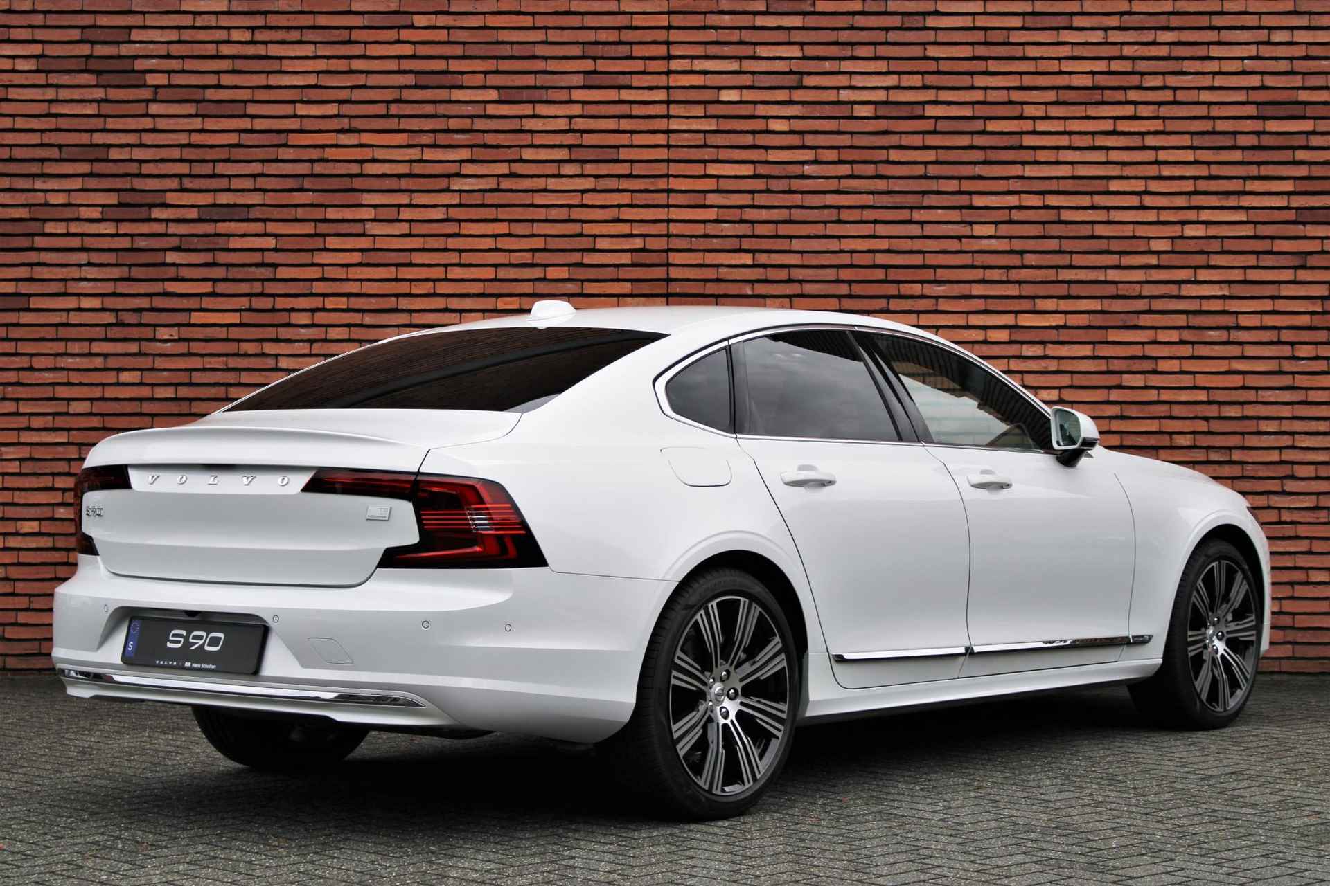 Volvo S90 T8 Recharge AUT8 455PK AWD Ultimate Bright, Nappa leder met stoelventilatie en massagefunctie, Visual Park Assist incl. 360° parkeercamera, Volvo Guard Alarm, Extra getint glas achter, Gelamineerde zijruiten, Bowers & Wilkins High-end geluidssysteem, Luchtvering, 20" lichtmetalen velgen - 32/35