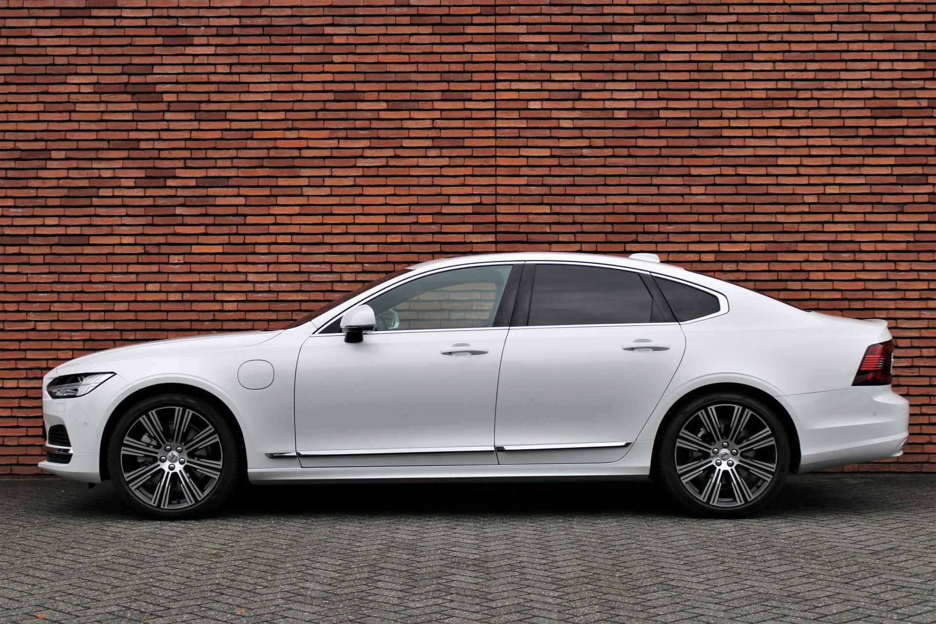 Volvo S90 T8 Recharge AUT8 455PK AWD Ultimate Bright, Nappa leder met stoelventilatie en massagefunctie, Visual Park Assist incl. 360° parkeercamera, Volvo Guard Alarm, Extra getint glas achter, Gelamineerde zijruiten, Bowers & Wilkins High-end geluidssysteem, Luchtvering, 20" lichtmetalen velgen - 33/35