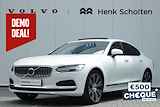 Volvo S90 T8 Recharge AUT8 455PK AWD Ultimate Bright, Nappa leder met stoelventilatie en massagefunctie, Visual Park Assist incl. 360° parkeercamera, Volvo Guard Alarm, Extra getint glas achter, Gelamineerde zijruiten, Bowers & Wilkins High-end geluidssysteem, Luchtvering, 20" lichtmetalen velgen