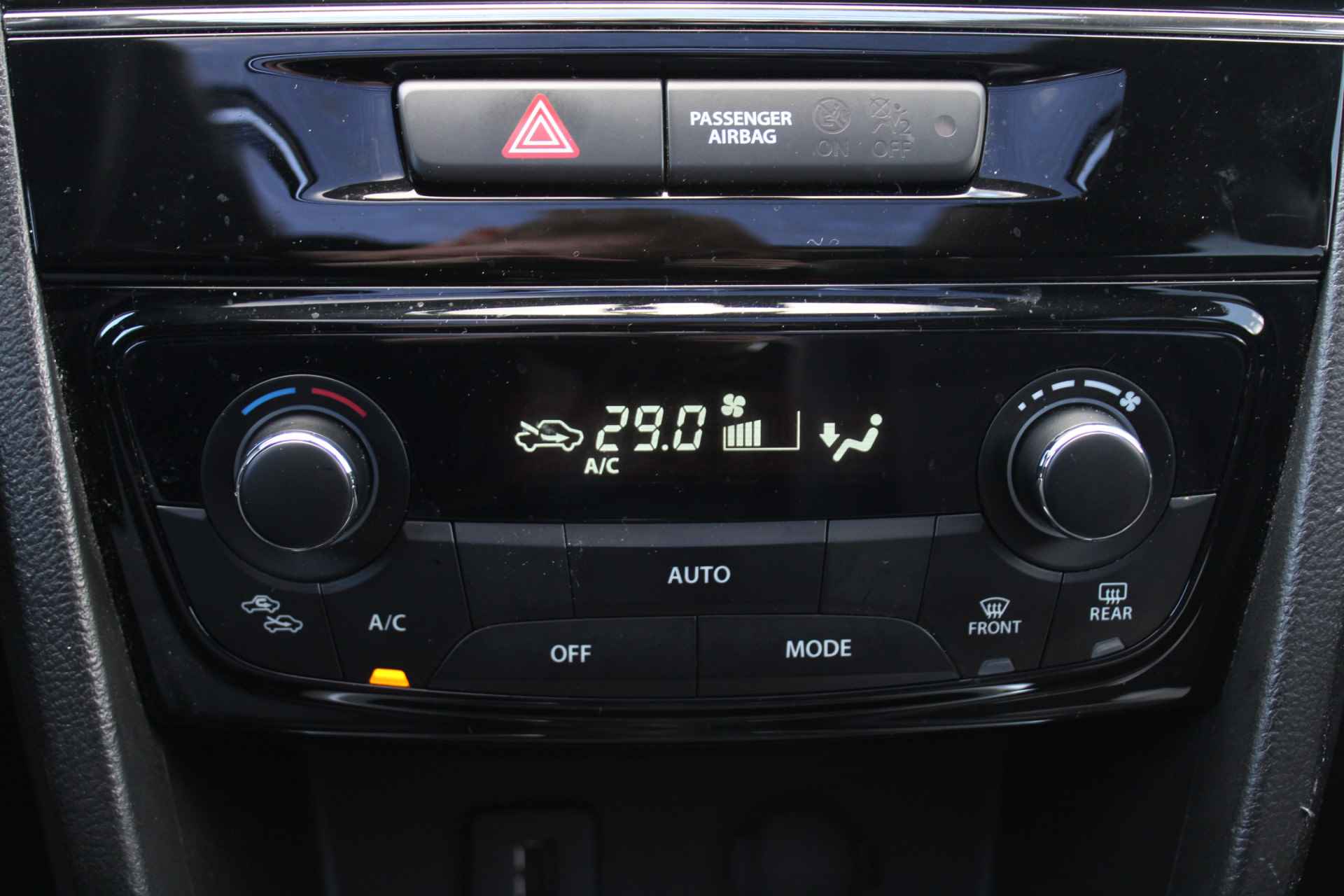 Suzuki Vitara 1.6 High Executive Parkeersensoren Voor en Achter, Achteruitrijcamera, Panoramadak, Voorstoelen Verwarmd, Adaptieve Cruise Control - 29/47