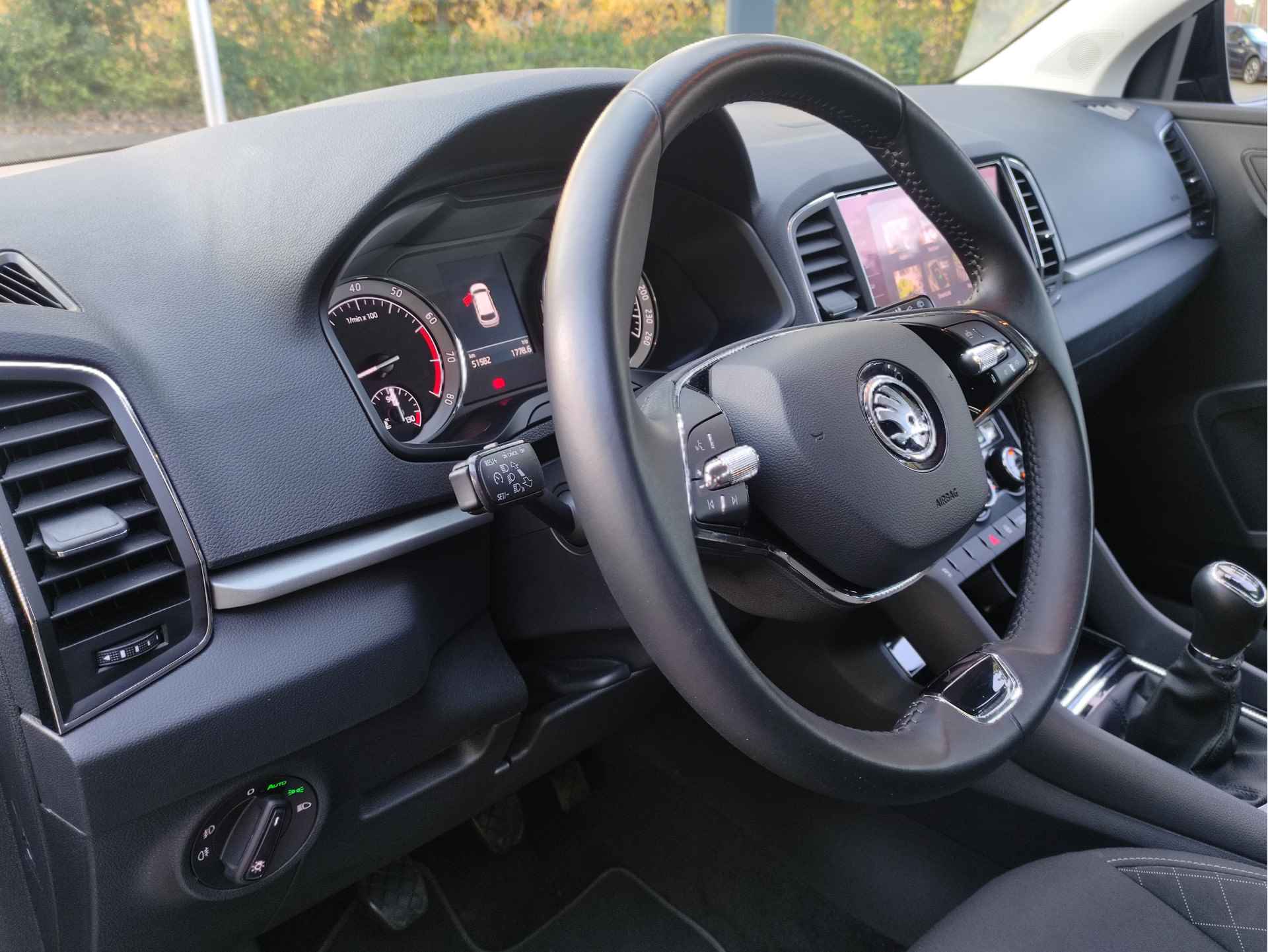 Škoda Karoq 1.0 TSI Business Edition Navigatie - Keyless Start - All Seasonbanden - NL auto - Apple Carplay / Android Auto - DAB - 12/31
