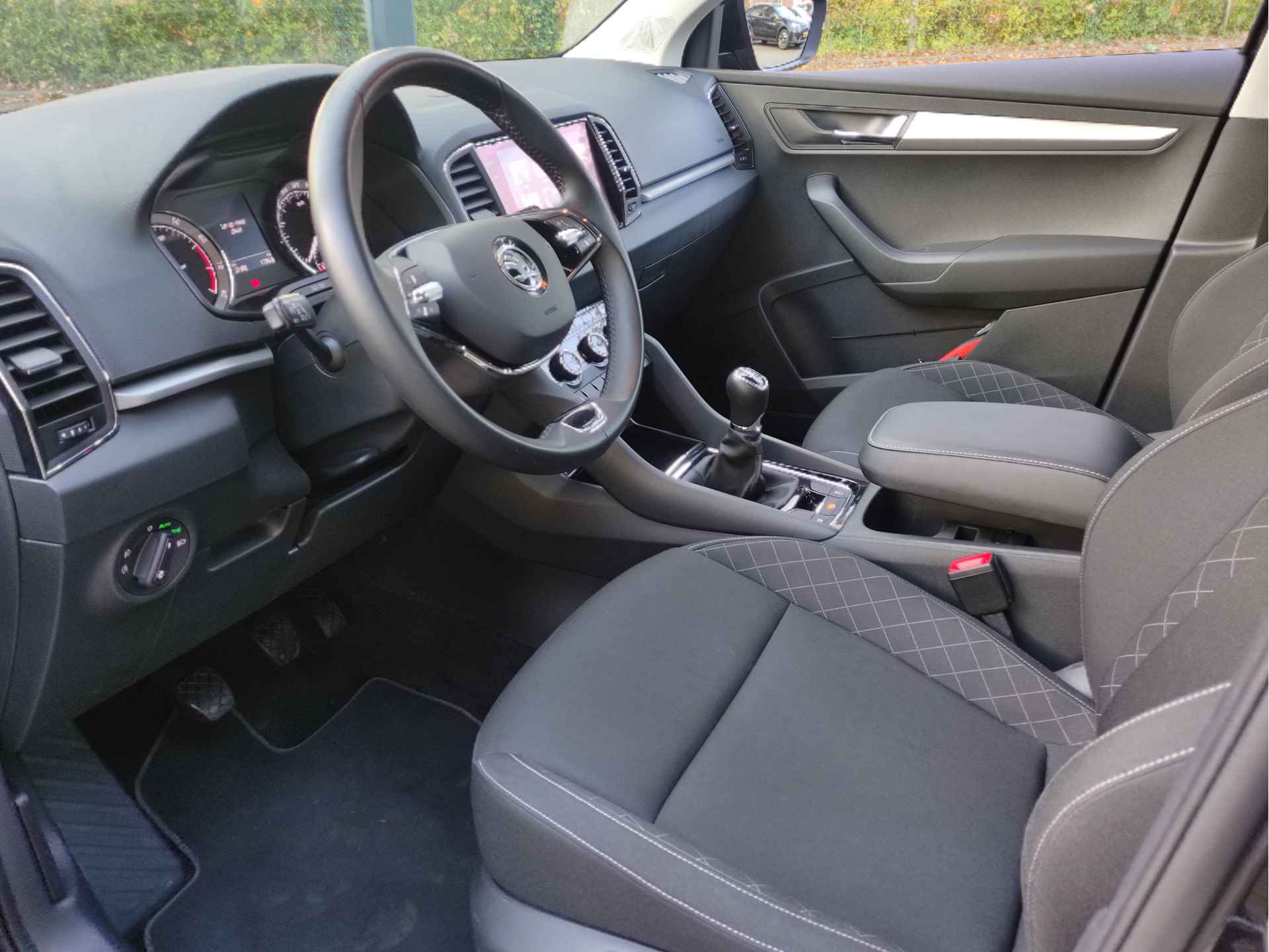 Škoda Karoq 1.0 TSI Business Edition Navigatie - Keyless Start - All Seasonbanden - NL auto - Apple Carplay / Android Auto - DAB - 23/31