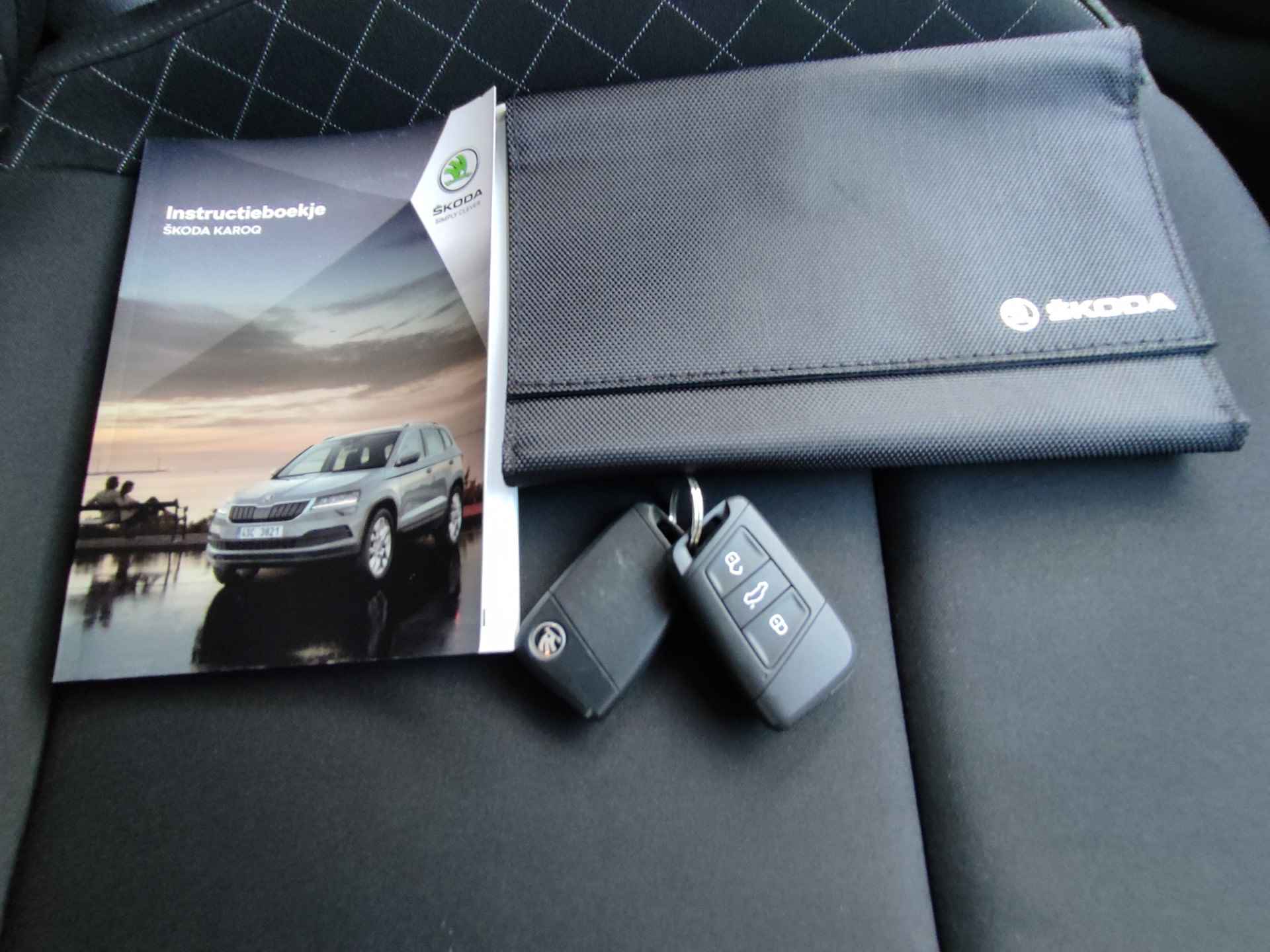 Škoda Karoq 1.0 TSI Business Edition Navigatie - Keyless Start - All Seasonbanden - NL auto - Apple Carplay / Android Auto - DAB - 28/31