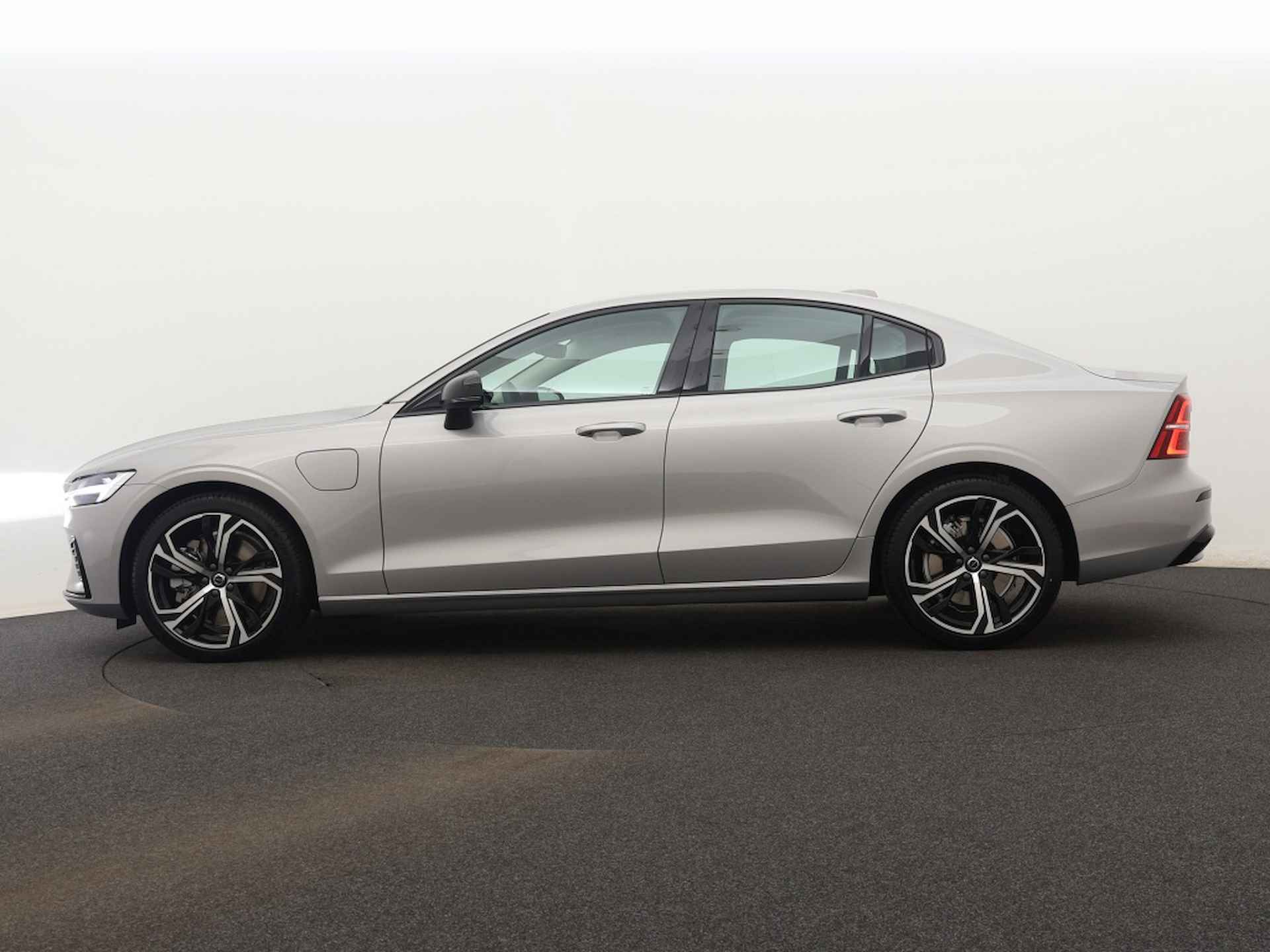 Volvo S60 T6 Plus Dark - 2/36