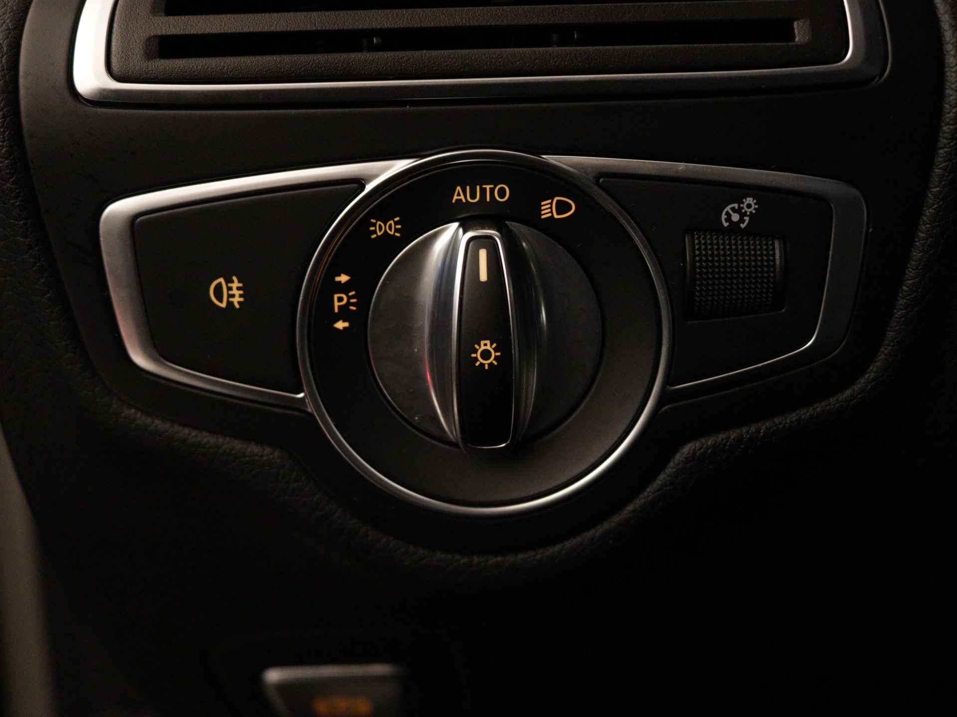 Mercedes-Benz C-Klasse 180 AMG Premium Multispaaks lichtmetalen velgen | Panoramadak | Multispaaks lichtmetalen | Navigatie | Parking support | - 35/46