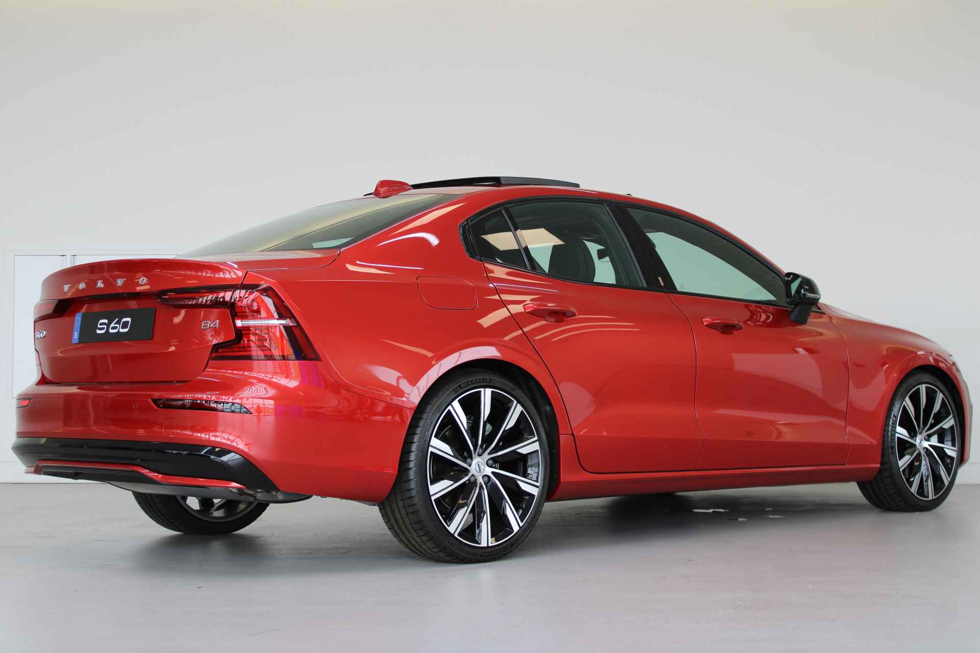 Volvo S60 B4 200PK Plus Dark | Panoramadak | HK Audio | 20'' | Sportchassis | Contourstoelen - 4/64