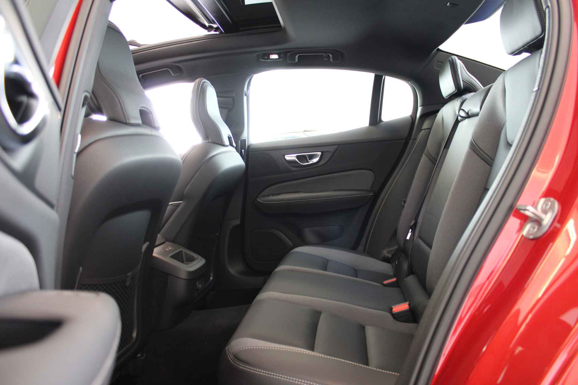 Volvo S60 B4 200PK Plus Dark | Panoramadak | HK Audio | 20'' | Sportchassis | Contourstoelen - 54/64