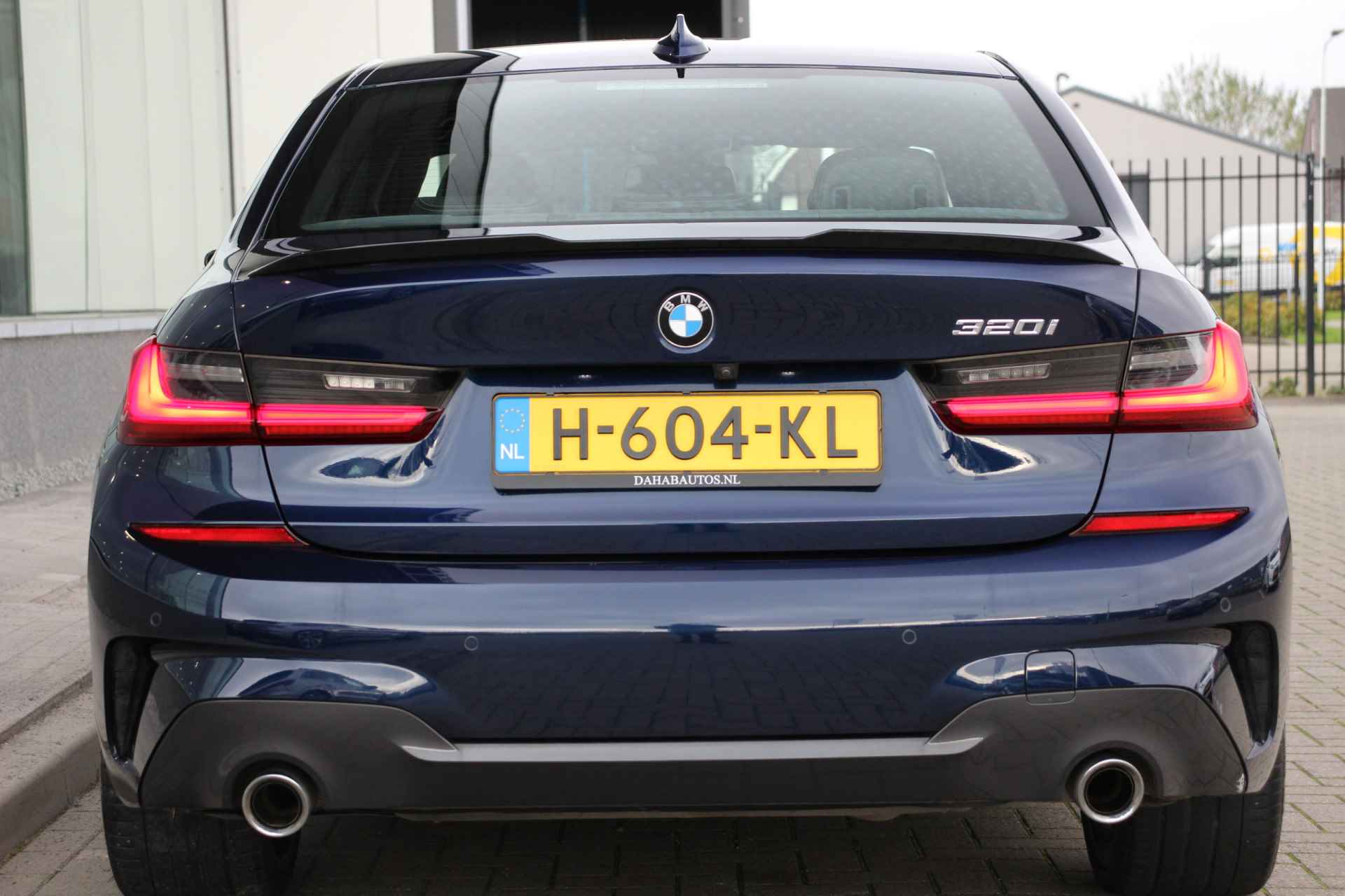 BMW 3-serie 320i High Executive Edition | M-Sport | Leder | 20'' | HUD - 13/39