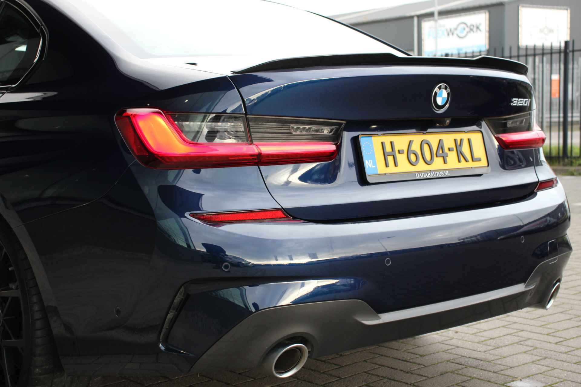 BMW 3-serie 320i High Executive Edition | M-Sport | Leder | 20'' | HUD - 15/39