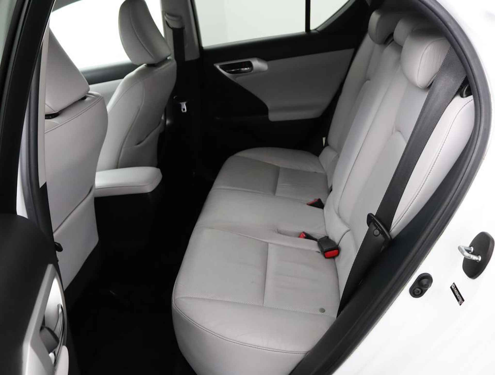 Lexus CT 200h Hybrid | Leder | Stoelverwarming | Parkeersensoren - 17/44