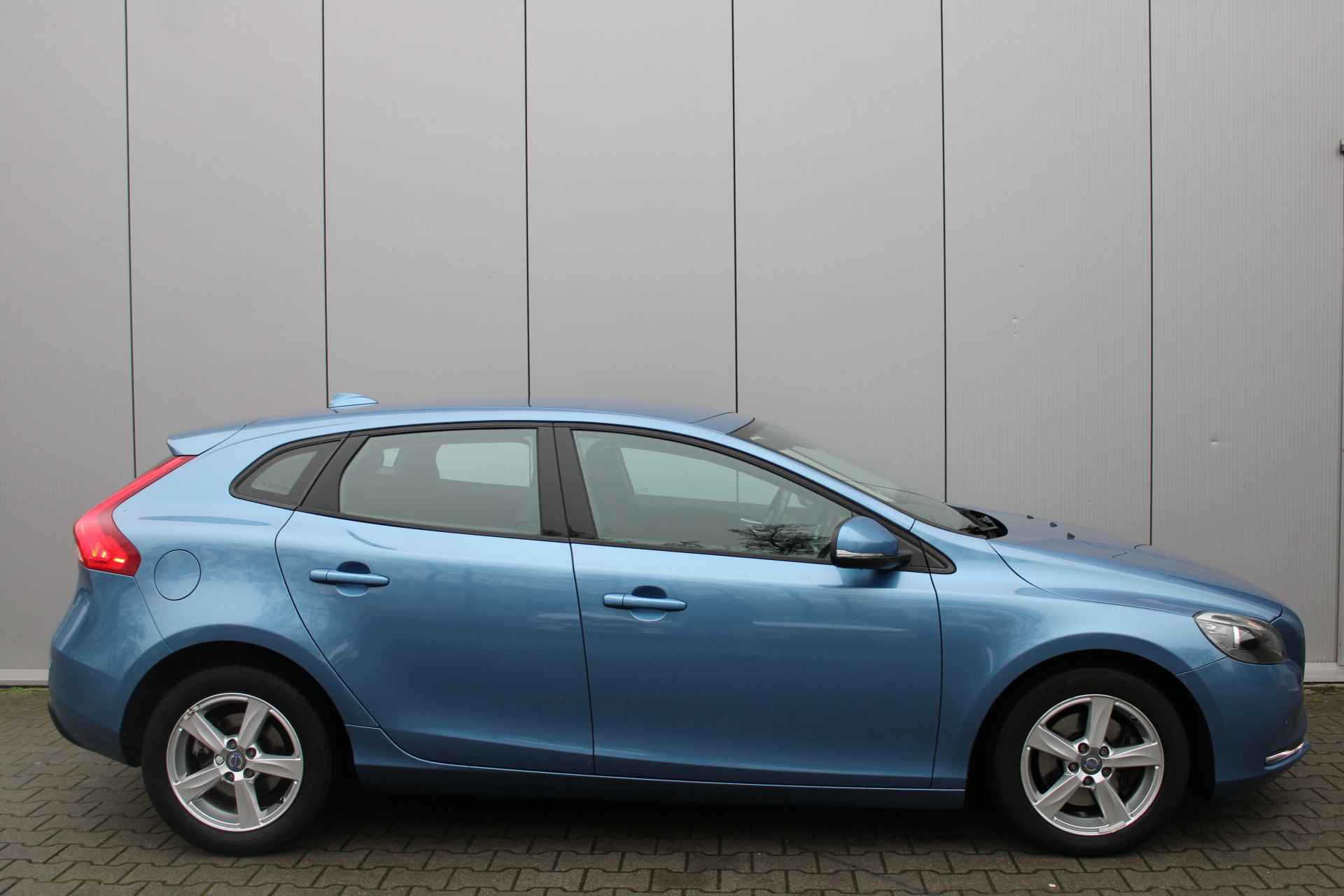 Volvo V40 T2 Kinetic | Stoelverwarming | Park assist voor en achter | Navigatie | Dealer onderhouden - 4/33