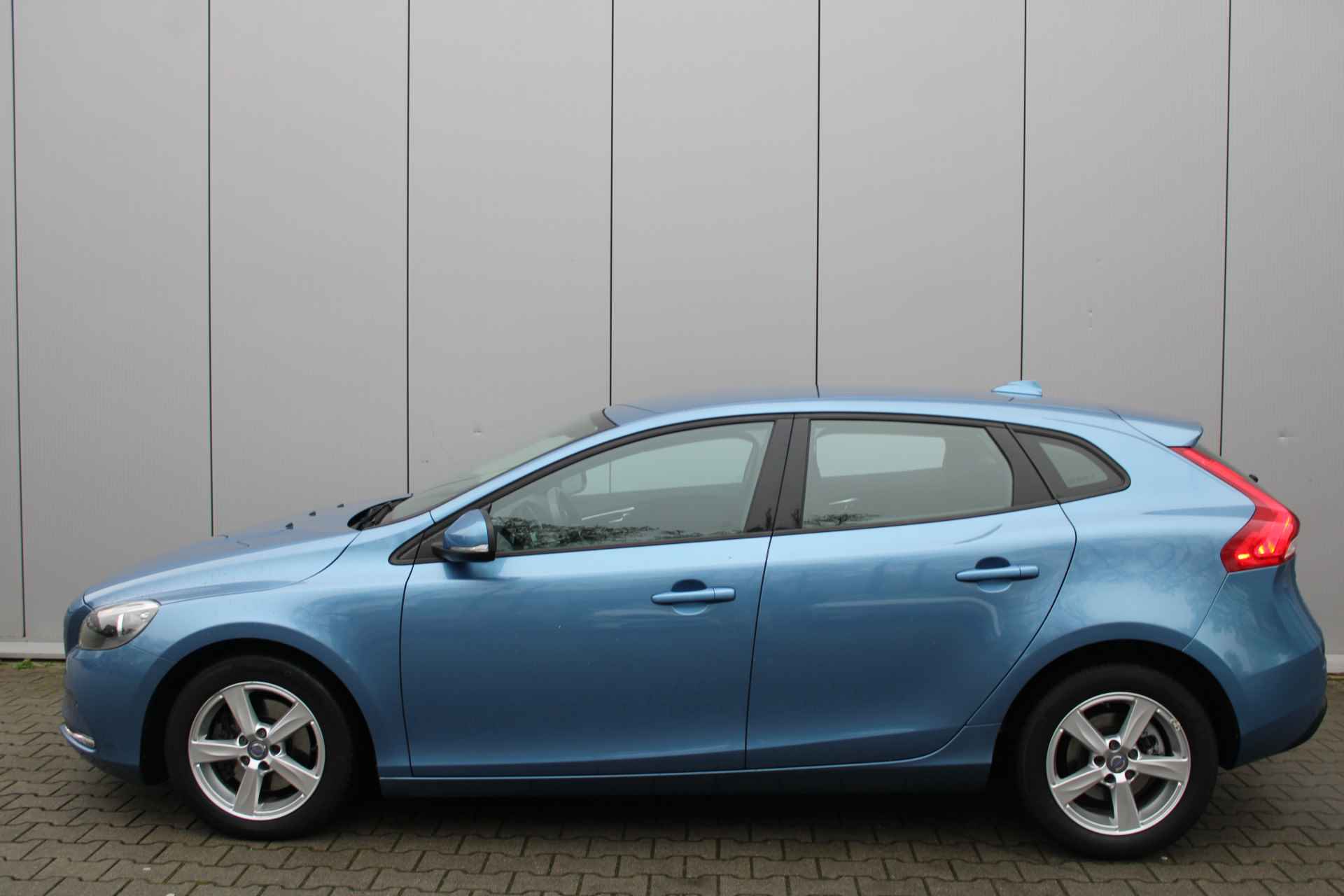 Volvo V40 T2 Kinetic | Stoelverwarming | Park assist voor en achter | Navigatie | Dealer onderhouden - 6/33