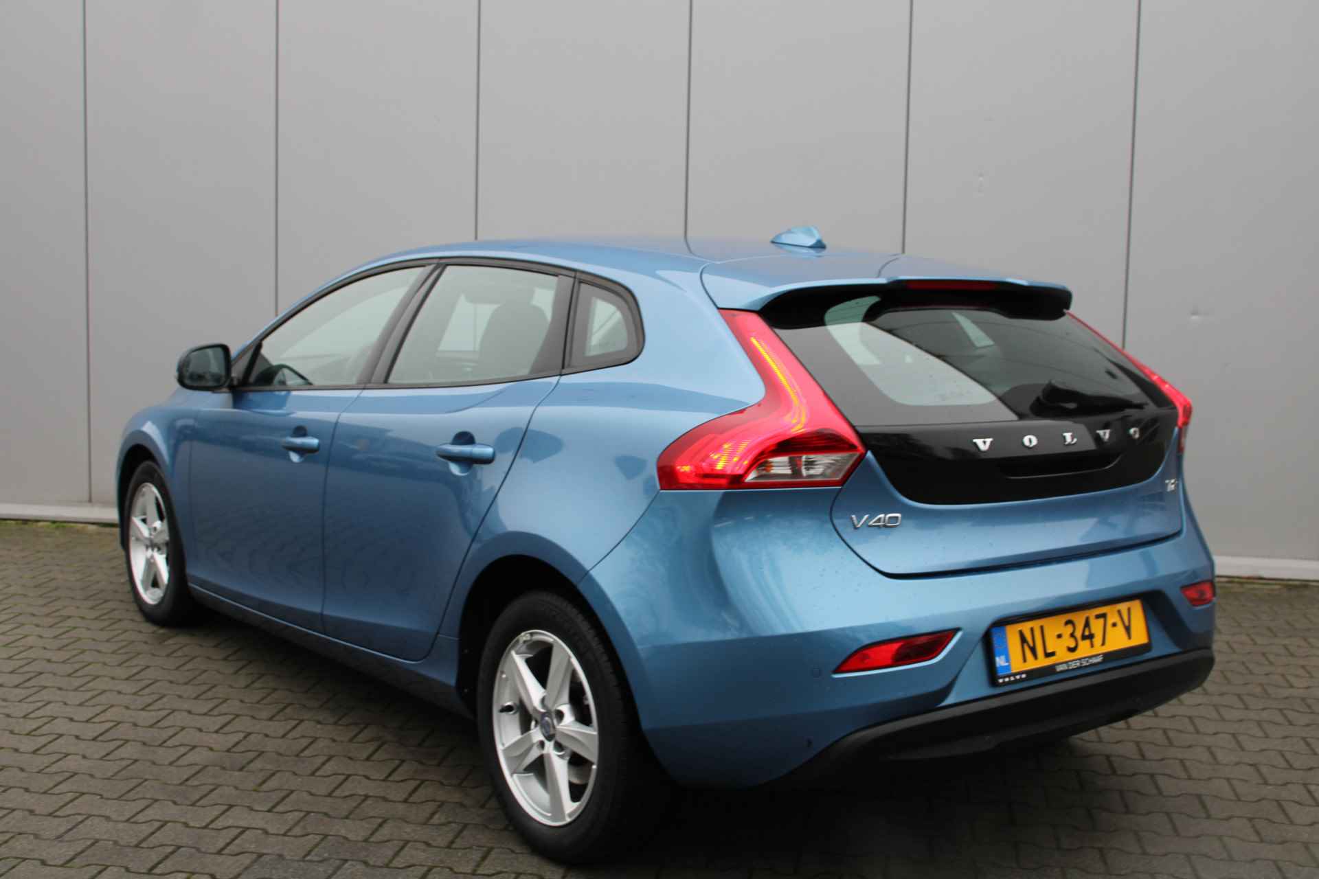 Volvo V40 T2 Kinetic | Stoelverwarming | Park assist voor en achter | Navigatie | Dealer onderhouden - 8/33