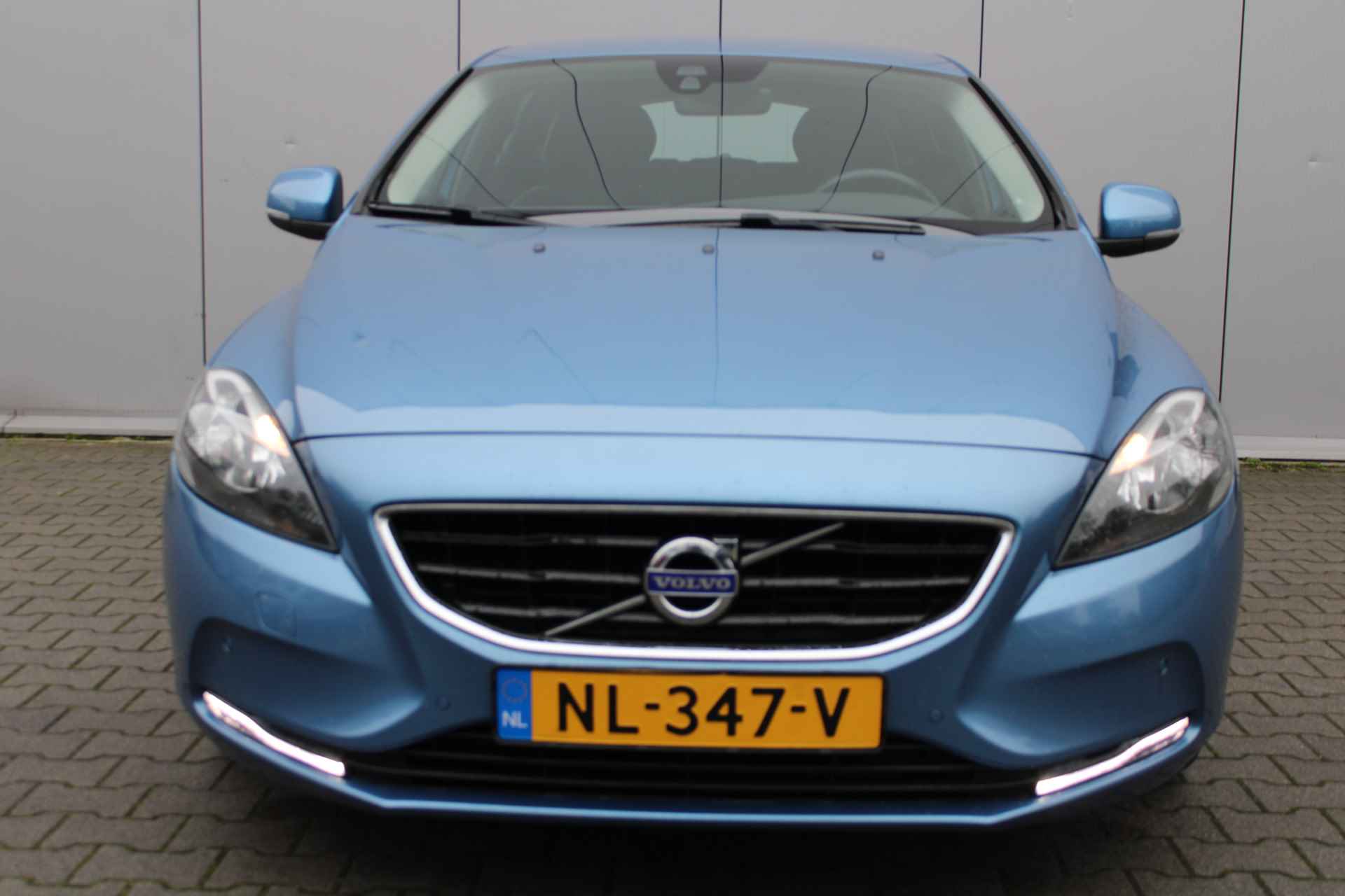 Volvo V40 T2 Kinetic | Stoelverwarming | Park assist voor en achter | Navigatie | Dealer onderhouden - 9/33