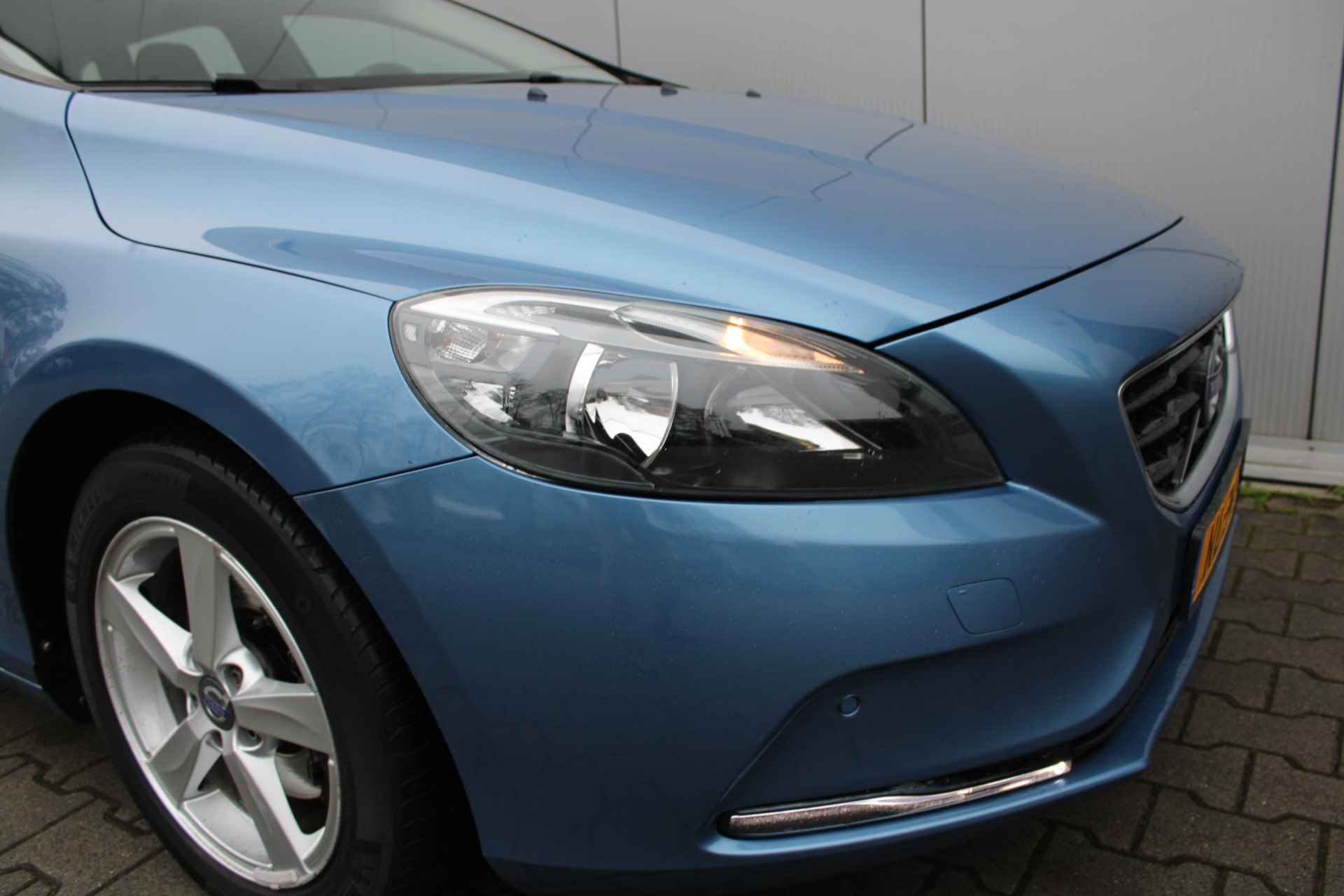 Volvo V40 T2 Kinetic | Stoelverwarming | Park assist voor en achter | Navigatie | Dealer onderhouden - 17/33