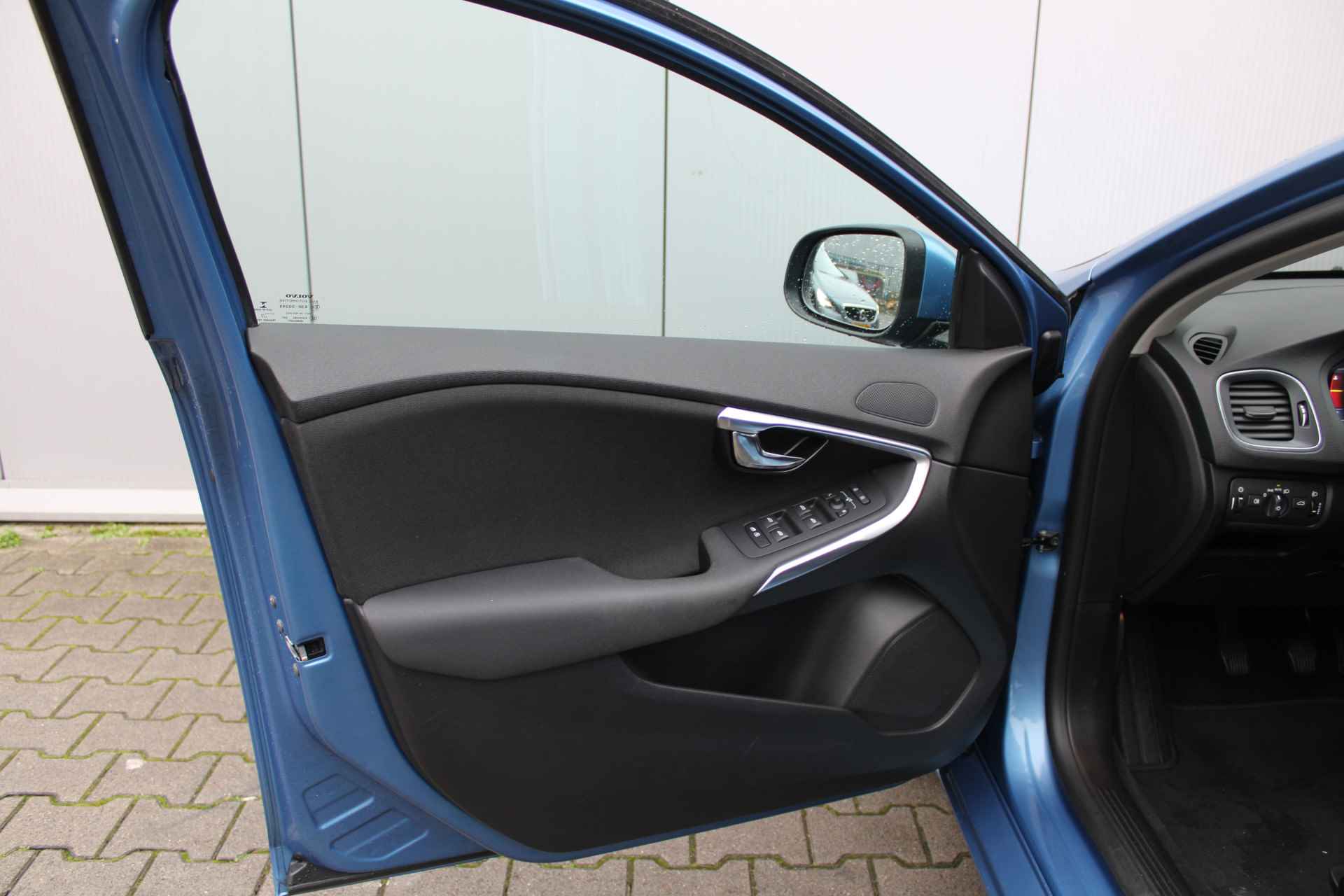 Volvo V40 T2 Kinetic | Stoelverwarming | Park assist voor en achter | Navigatie | Dealer onderhouden - 18/33