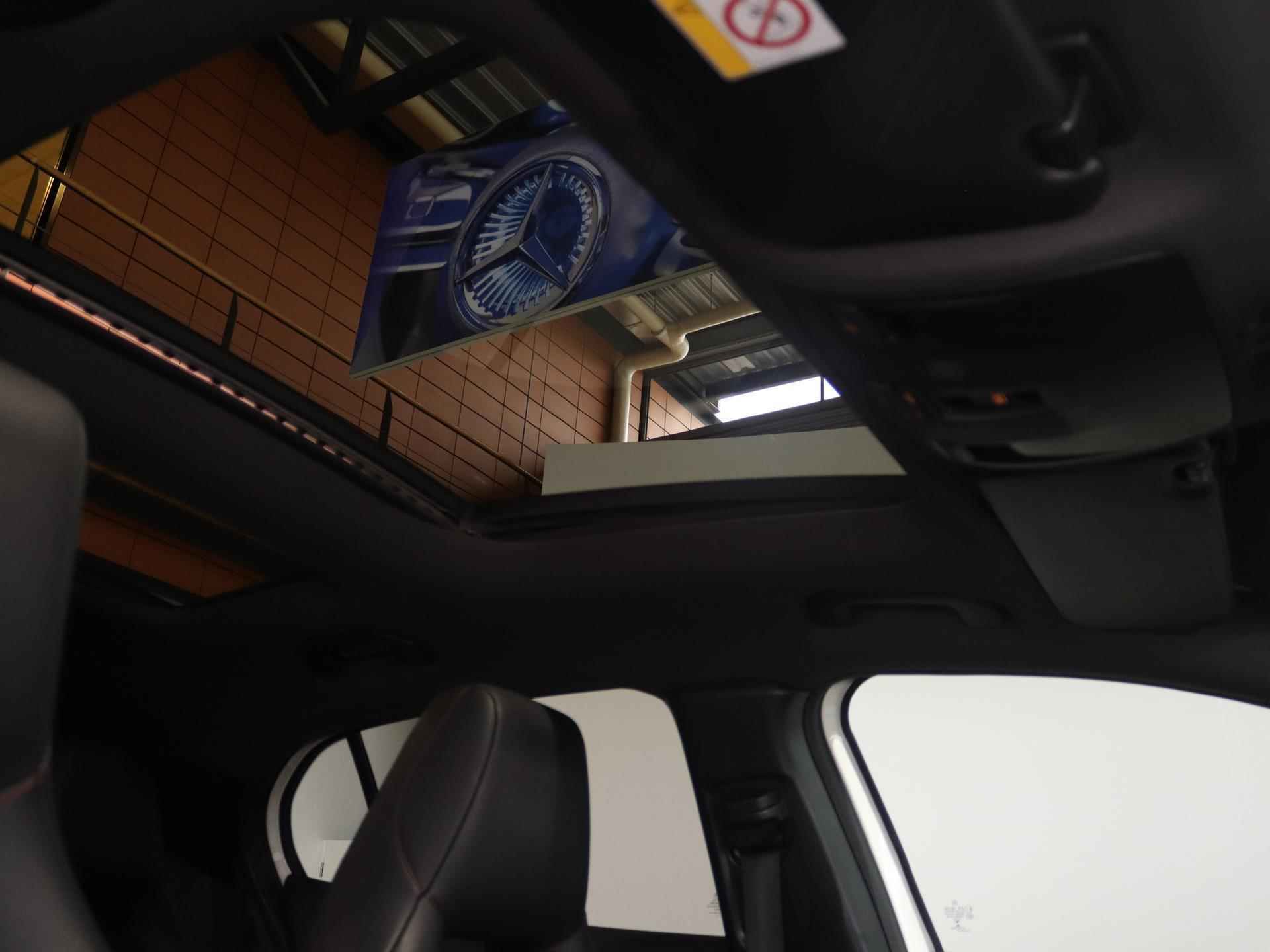 Mercedes-Benz GLA-klasse 180 AMG Night Edition Automaat | Panoramadak | Dodehoekassistent | achteruitrijcamera | Bi-xenon | Stoelverwarming | elektr. achterklep | 19'' velgen | - 10/29