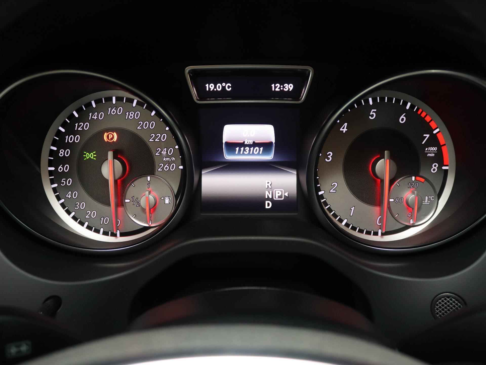 Mercedes-Benz GLA-klasse 180 AMG Night Edition Automaat | Panoramadak | Dodehoekassistent | achteruitrijcamera | Bi-xenon | Stoelverwarming | elektr. achterklep | 19'' velgen | - 16/29