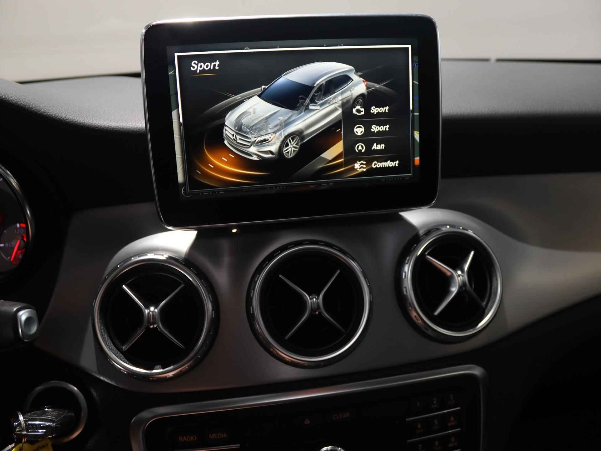 Mercedes-Benz GLA-klasse 180 AMG Night Edition Automaat | Panoramadak | Dodehoekassistent | achteruitrijcamera | Bi-xenon | Stoelverwarming | elektr. achterklep | 19'' velgen | - 22/29