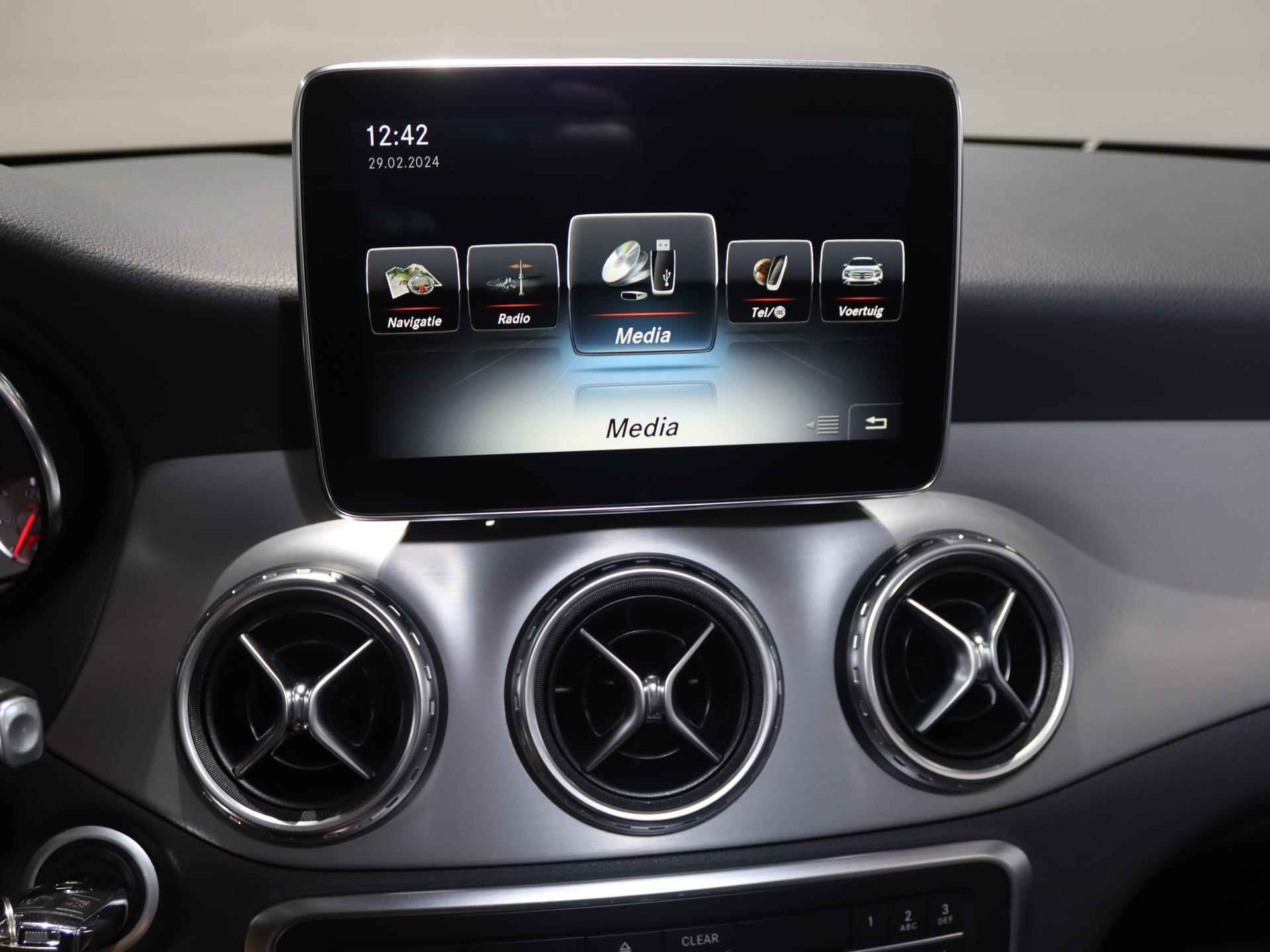 Mercedes-Benz GLA-klasse 180 AMG Night Edition Automaat | Panoramadak | Dodehoekassistent | achteruitrijcamera | Bi-xenon | Stoelverwarming | elektr. achterklep | 19'' velgen | - 23/29