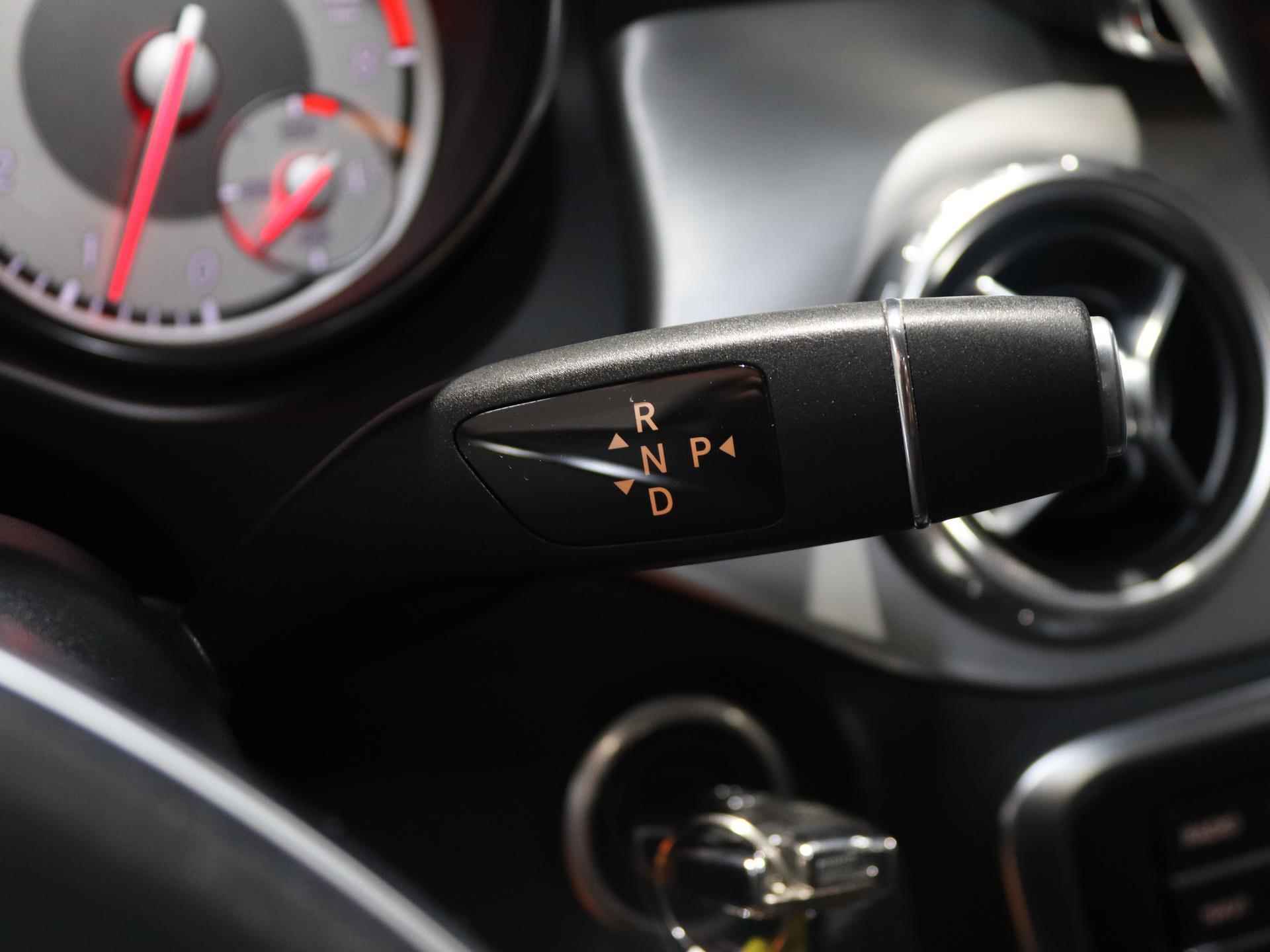 Mercedes-Benz GLA-klasse 180 AMG Night Edition Automaat | Panoramadak | Dodehoekassistent | achteruitrijcamera | Bi-xenon | Stoelverwarming | elektr. achterklep | 19'' velgen | - 28/29