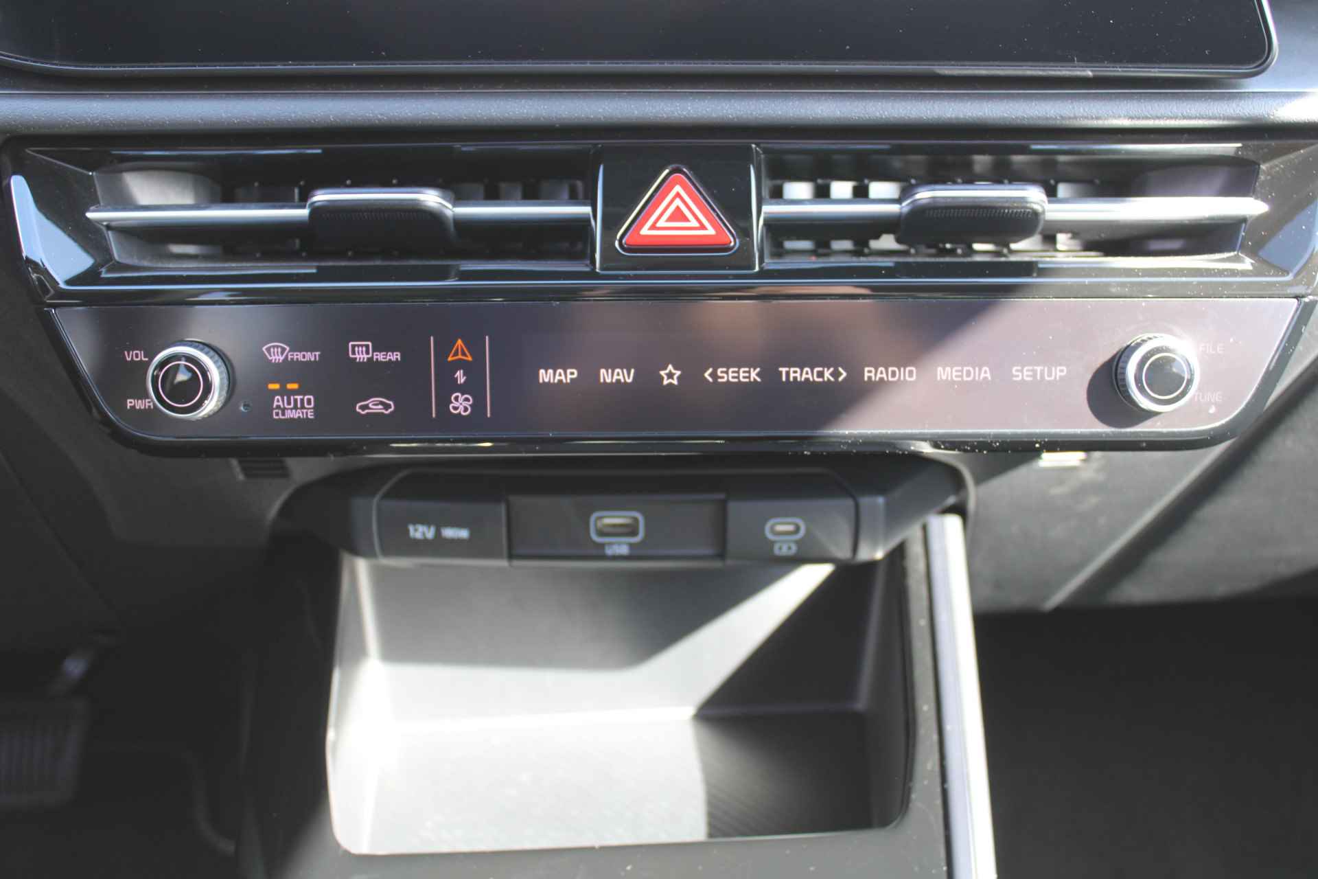 Kia Niro EV DynamicPlusLine 64.8 kWh | Airco | Navi | Camera | Cruise | 17" LM | PDC | - 22/38