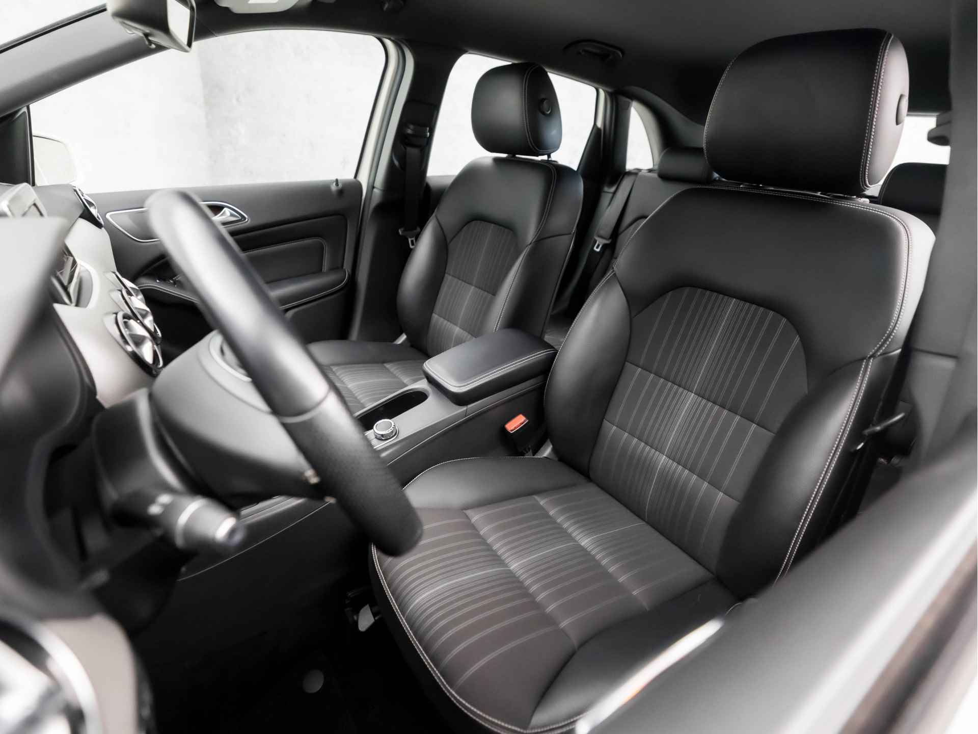 Mercedes-Benz B-Klasse 180 Prestige (NAVIGATIE, STOELVERWARMING, LEDER, ZWART HEMEL, CRUISE, SPORTSTOELEN, ARMSTEUN, PARKEERSENSOREN, NIEUWE APK, NIEUWSTAAT) - 14/32