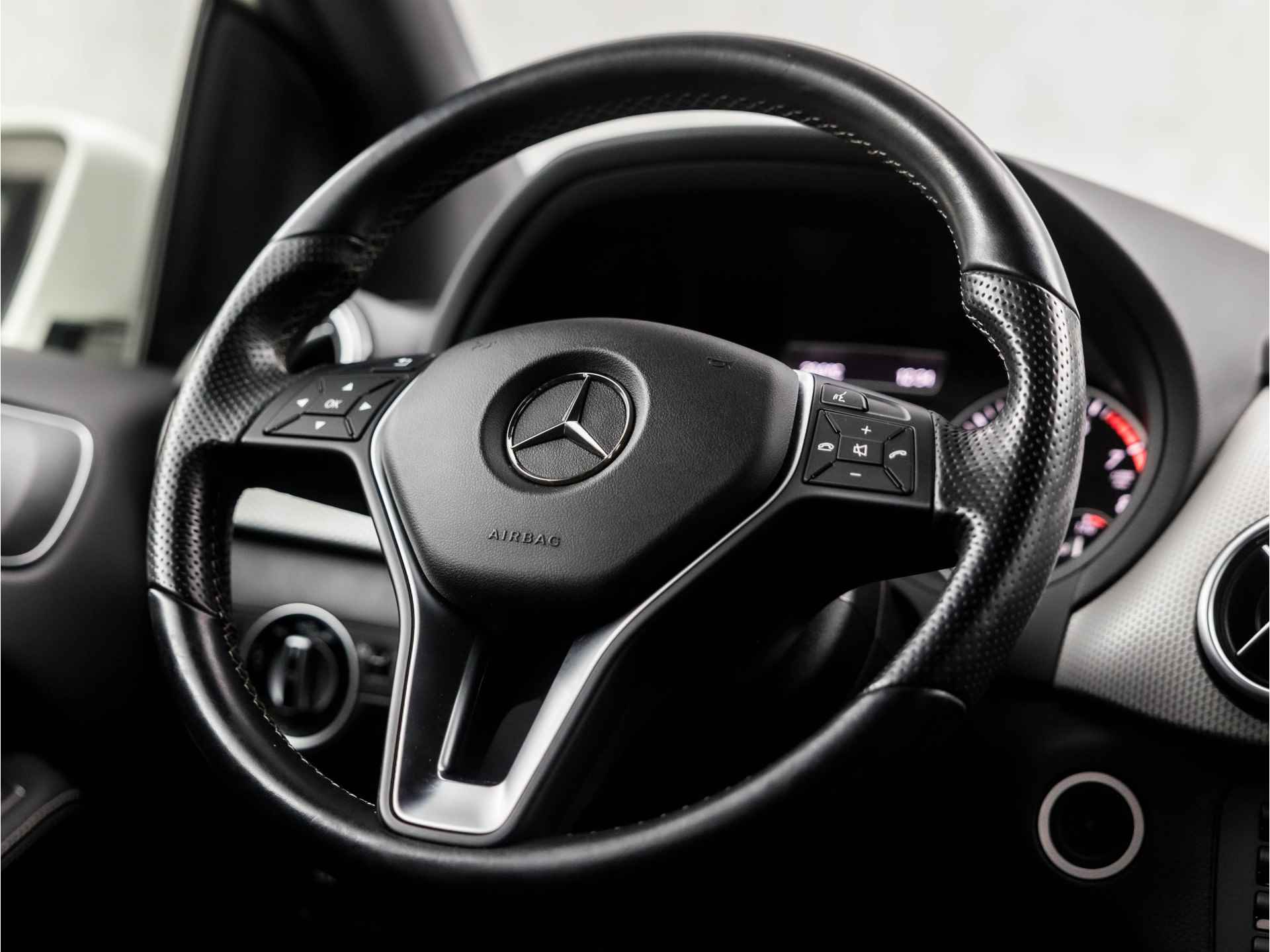 Mercedes-Benz B-Klasse 180 Prestige (NAVIGATIE, STOELVERWARMING, LEDER, ZWART HEMEL, CRUISE, SPORTSTOELEN, ARMSTEUN, PARKEERSENSOREN, NIEUWE APK, NIEUWSTAAT) - 18/32