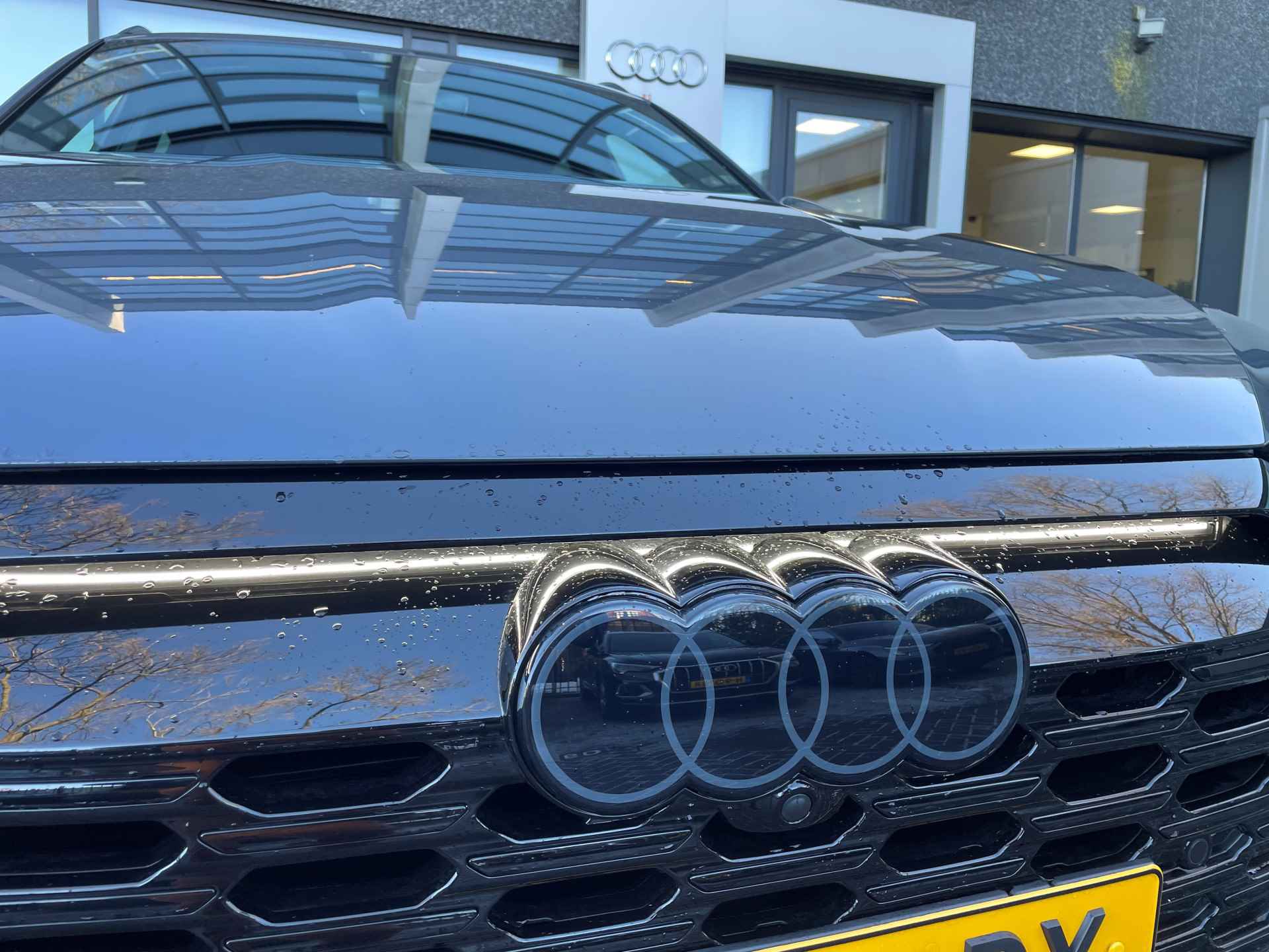 Audi Q8 e-tron 55 quattro S Edition 115 kWh Panoramadak/Optiekpakket zwart/21 inch velgen/Rode remzadels/ Voertuigvolgsysteem/Singleframe/projectielicht - 9/17