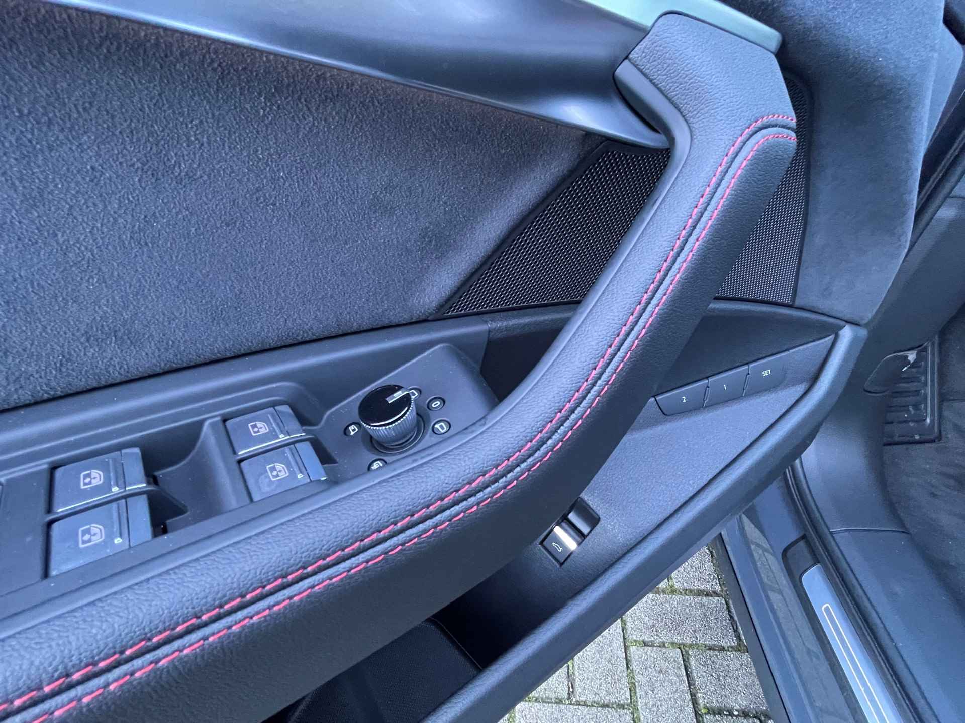 Audi Q8 e-tron 55 quattro S Edition 115 kWh Panoramadak/Optiekpakket zwart/21 inch velgen/Rode remzadels/ Voertuigvolgsysteem/Singleframe/projectielicht - 17/17