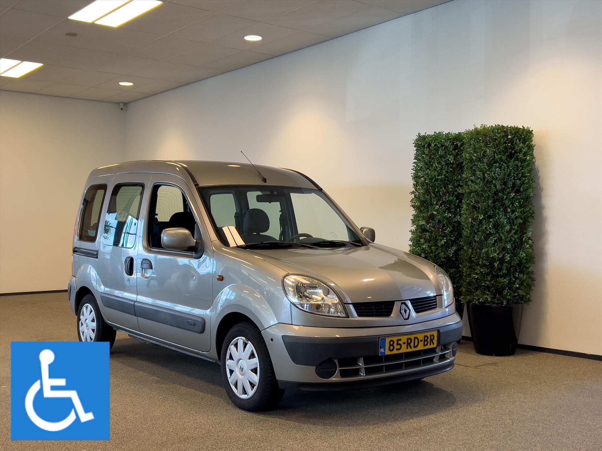 Renault Kangoo Rolstoelauto 3+1 (airco) incl. draaistoel bij viaBOVAG.nl