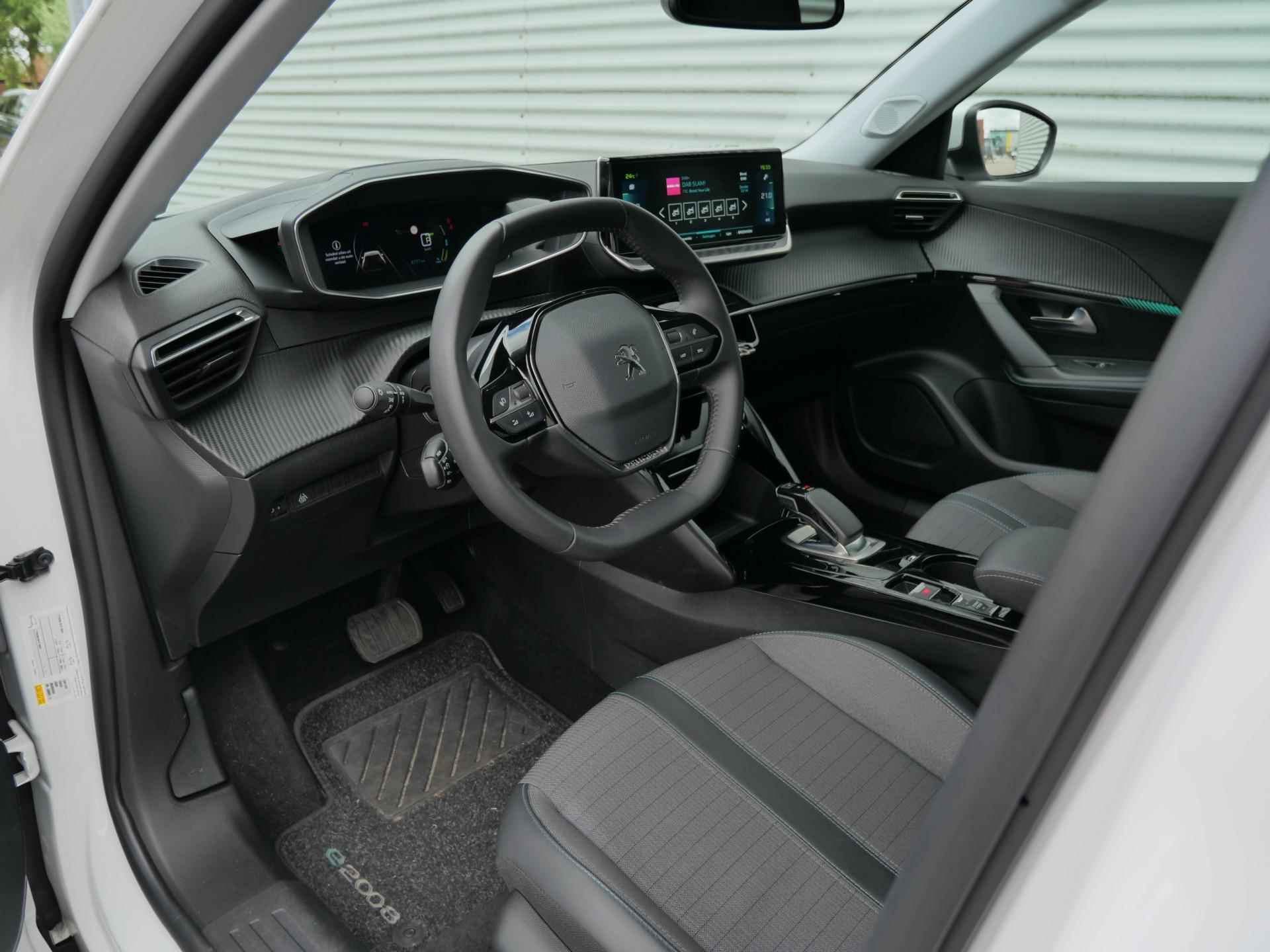 Peugeot e-2008 SUV Allure Pack EV 50kWh 136pk AUTOMAAT NAVI | CAMERA | KEYLESS ENTRY | CLIMA | CRUISE CONTROL | DAB+ | LED KOPLAMPEN - 23/82