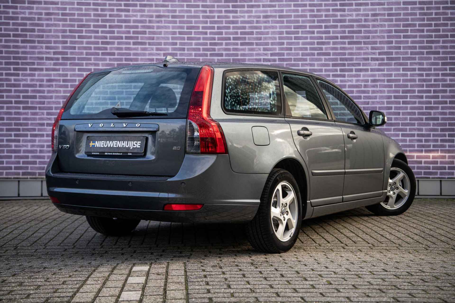 Volvo V50 2.0 Sport | Volvo dealer onderhouden | Navigatie | Parkeersensoren achter | Climate control | Bluetooth | Cruise control | Lichtmetalen velgen | - 3/29