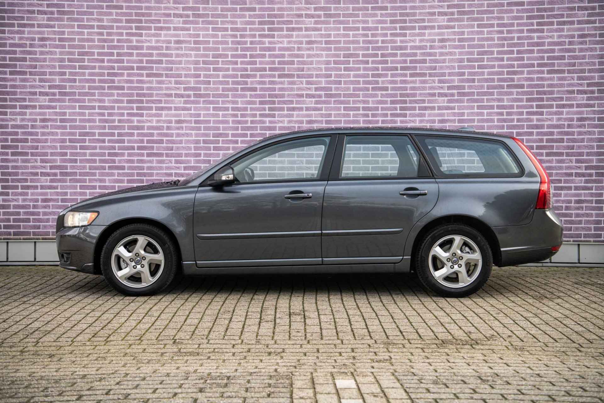 Volvo V50 2.0 Sport | Volvo dealer onderhouden | Navigatie | Parkeersensoren achter | Climate control | Bluetooth | Cruise control | Lichtmetalen velgen | - 5/29