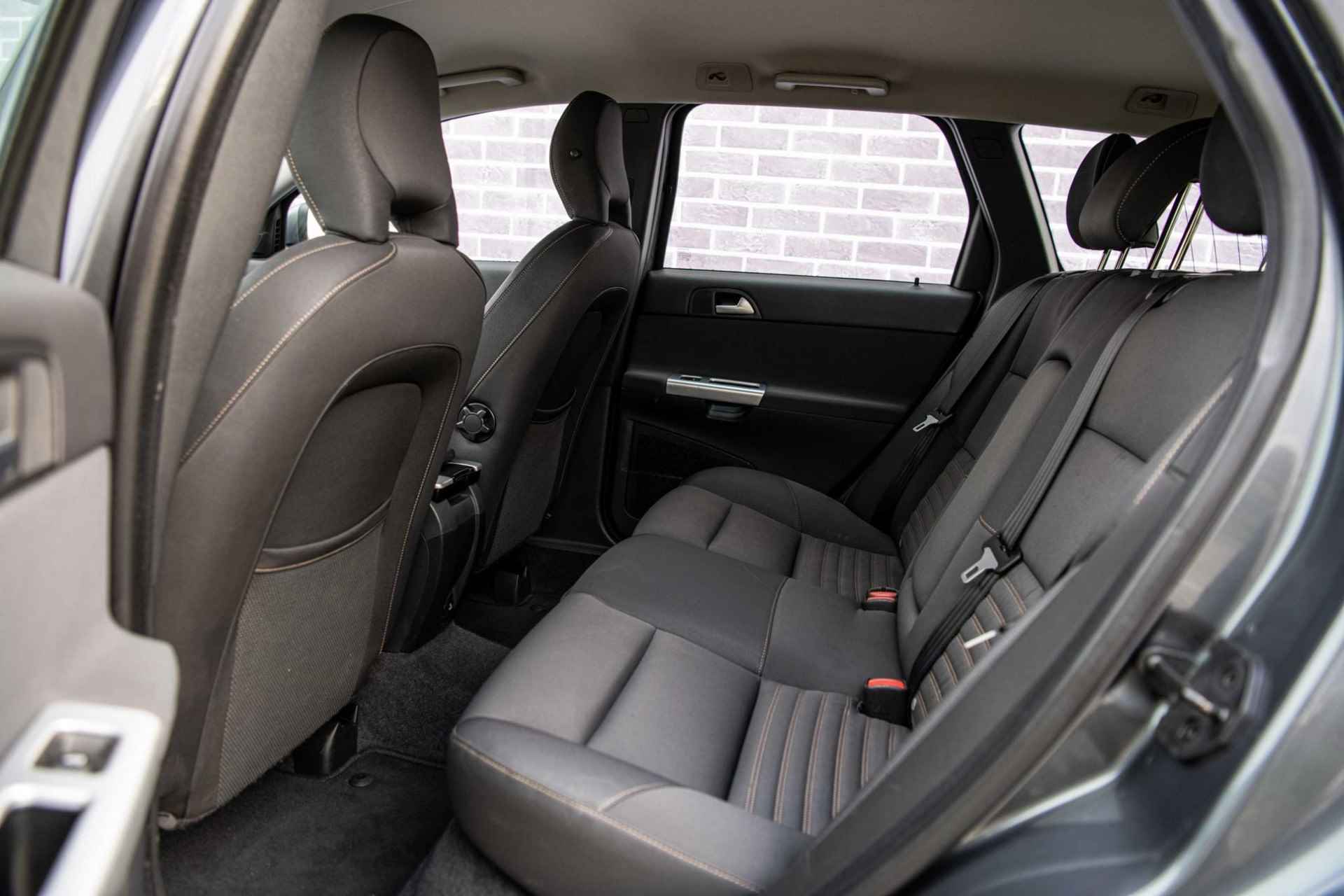 Volvo V50 2.0 Sport | Volvo dealer onderhouden | Navigatie | Parkeersensoren achter | Climate control | Bluetooth | Cruise control | Lichtmetalen velgen | - 8/29