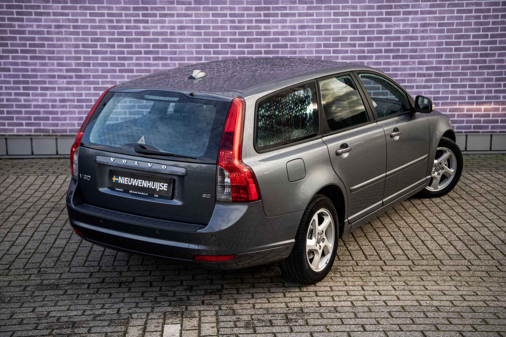 Volvo V50 2.0 Sport | Volvo dealer onderhouden | Navigatie | Parkeersensoren achter | Climate control | Bluetooth | Cruise control | Lichtmetalen velgen | - 16/29